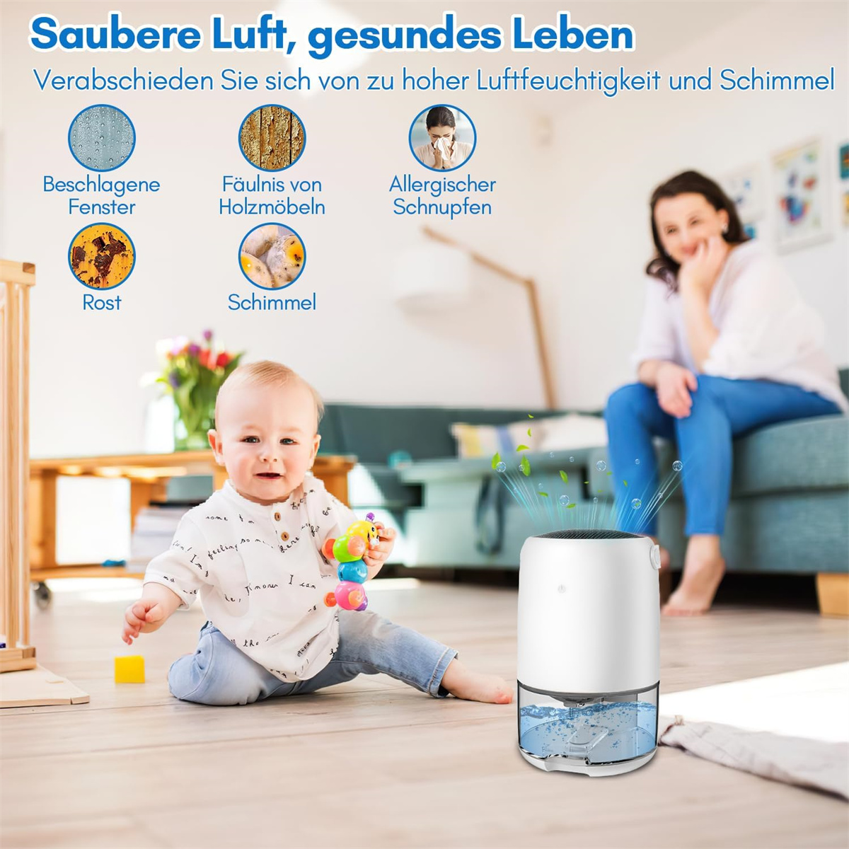 Ein Baby spielt in der Nähe eines Luftreinigers. Im Hintergrund sitzt eine Frau.