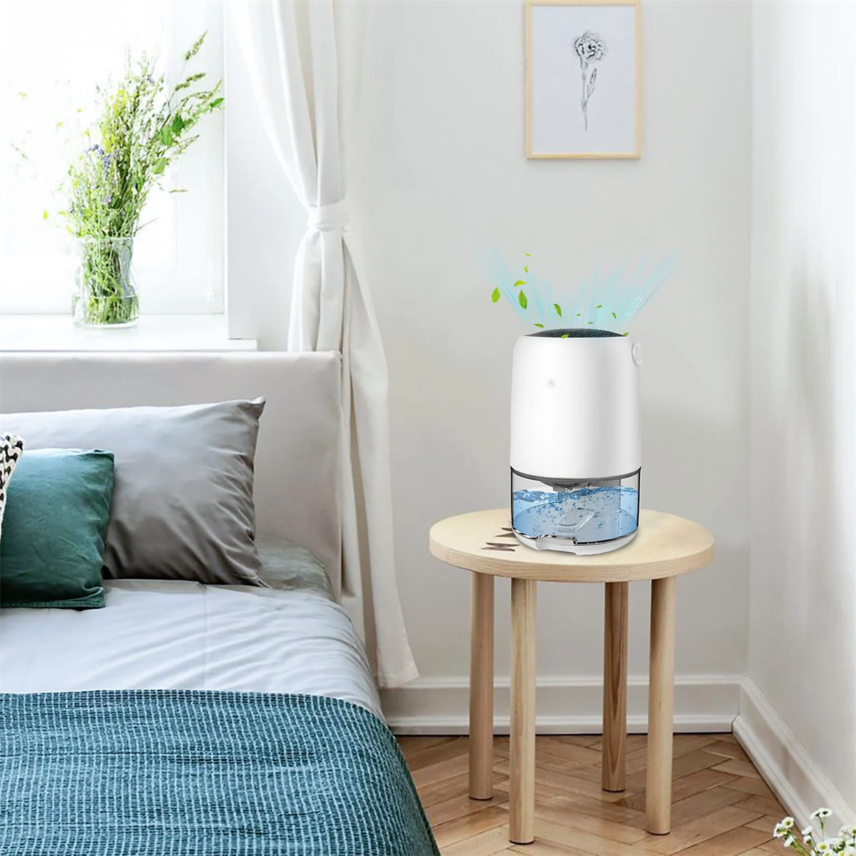 Ein weißer Luftbefeuchter mit Pflanzen und einem Bett im Hintergrund. Wasser ist zu sehen.