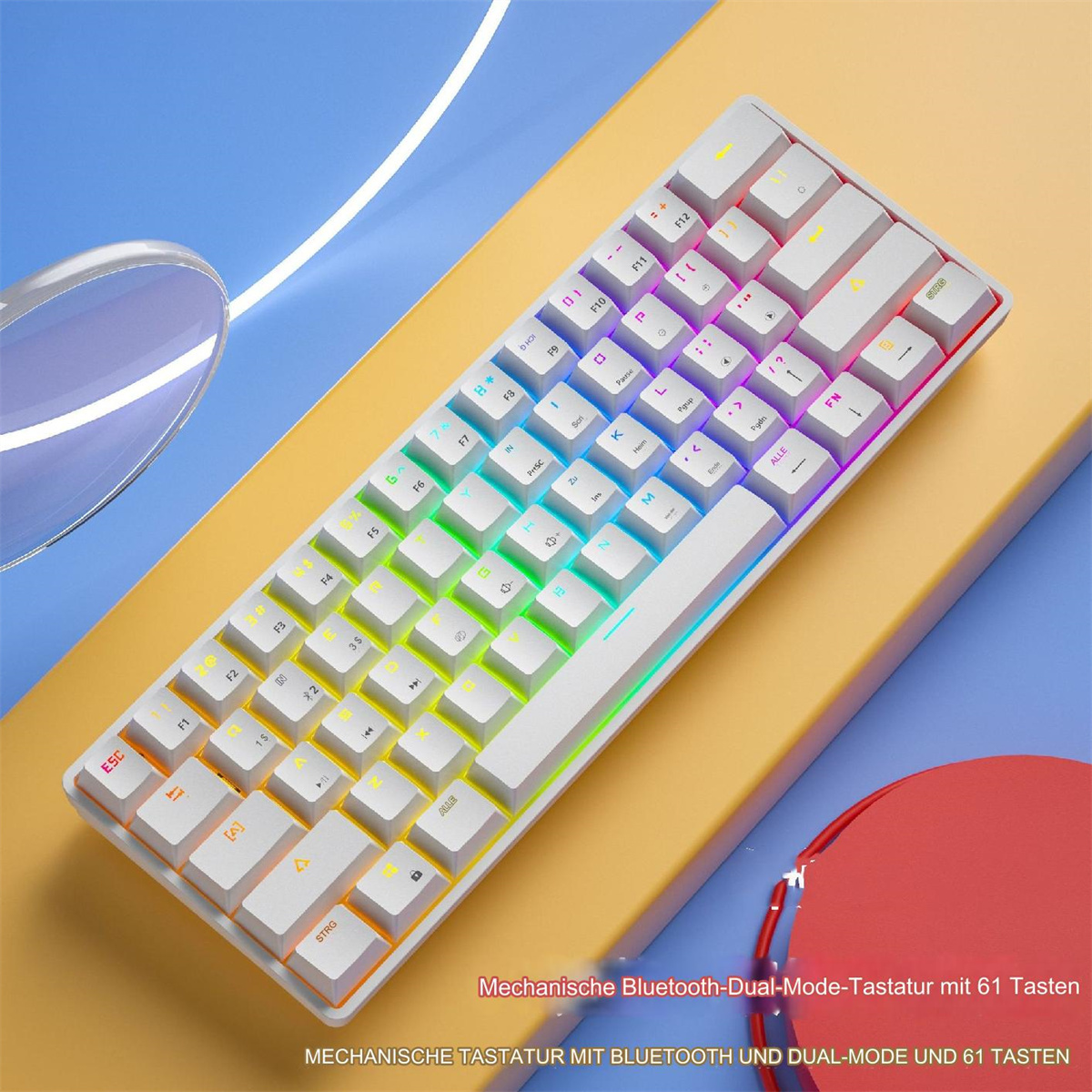 Weiße Tastatur mit bunten Tasten auf gelber Oberfläche. Roter und blauer Hintergrund.
