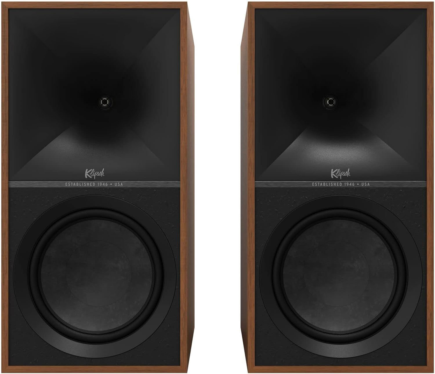 Zwei schwarze Lautsprecher mit Holzseiten, mit schwarzen Lautsprecherkegeln und dem Klipsch-Logo.