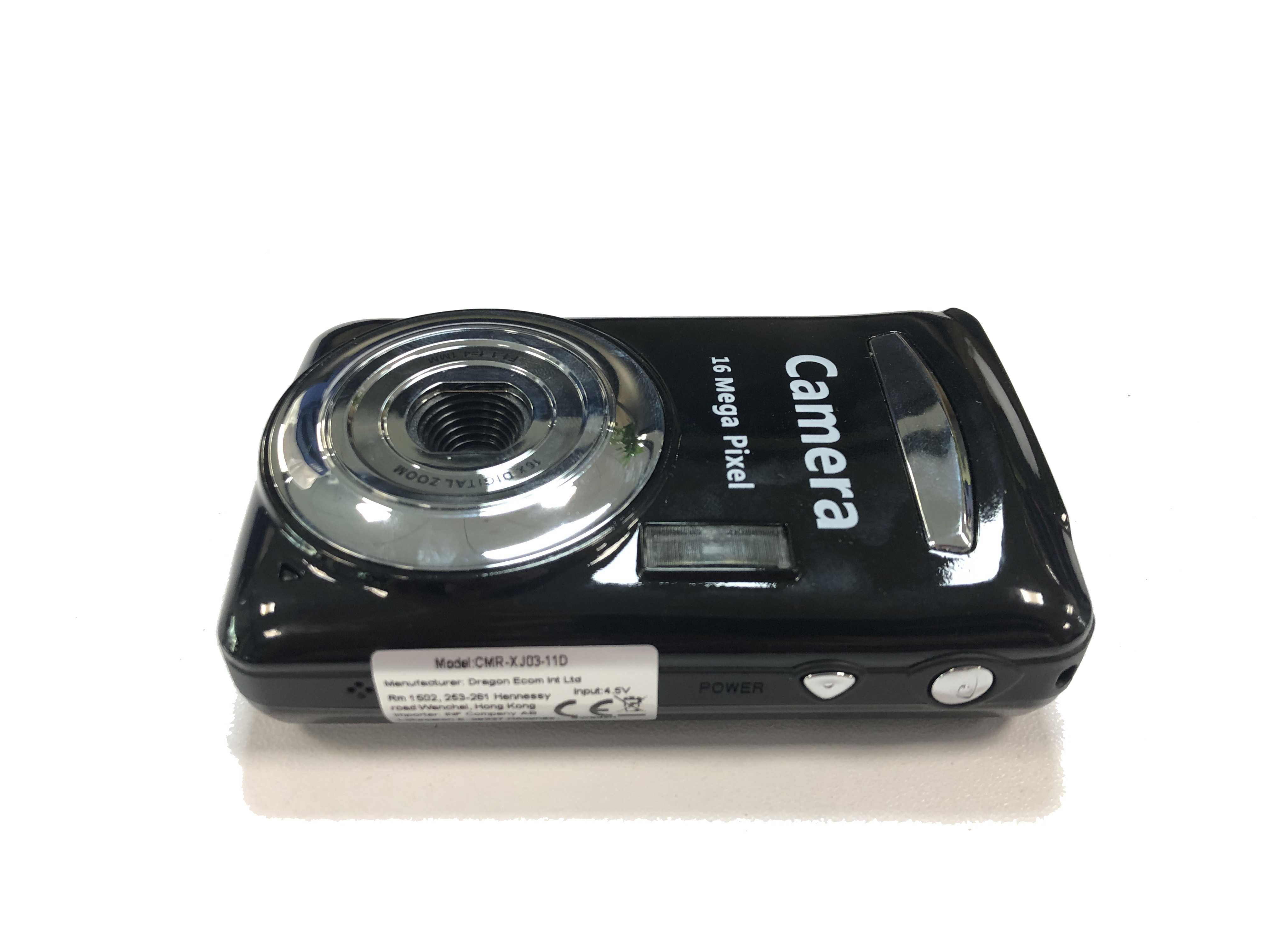 Czarny aparat cyfrowy ze srebrnym obiektywem, przyciskami i napisem 'Camera' na górze.