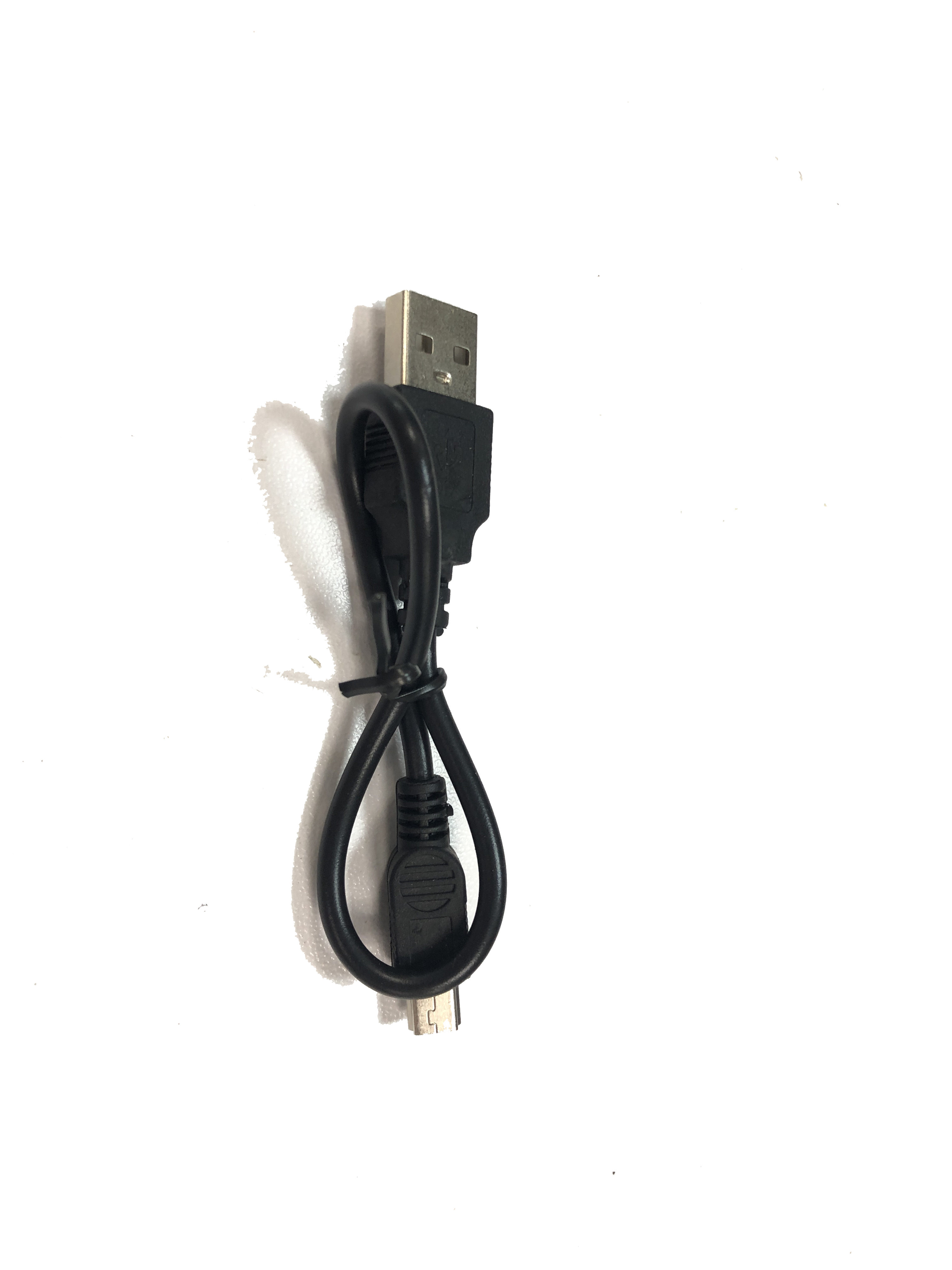 Czarny kabel USB do micro USB z czarnym tłem.
