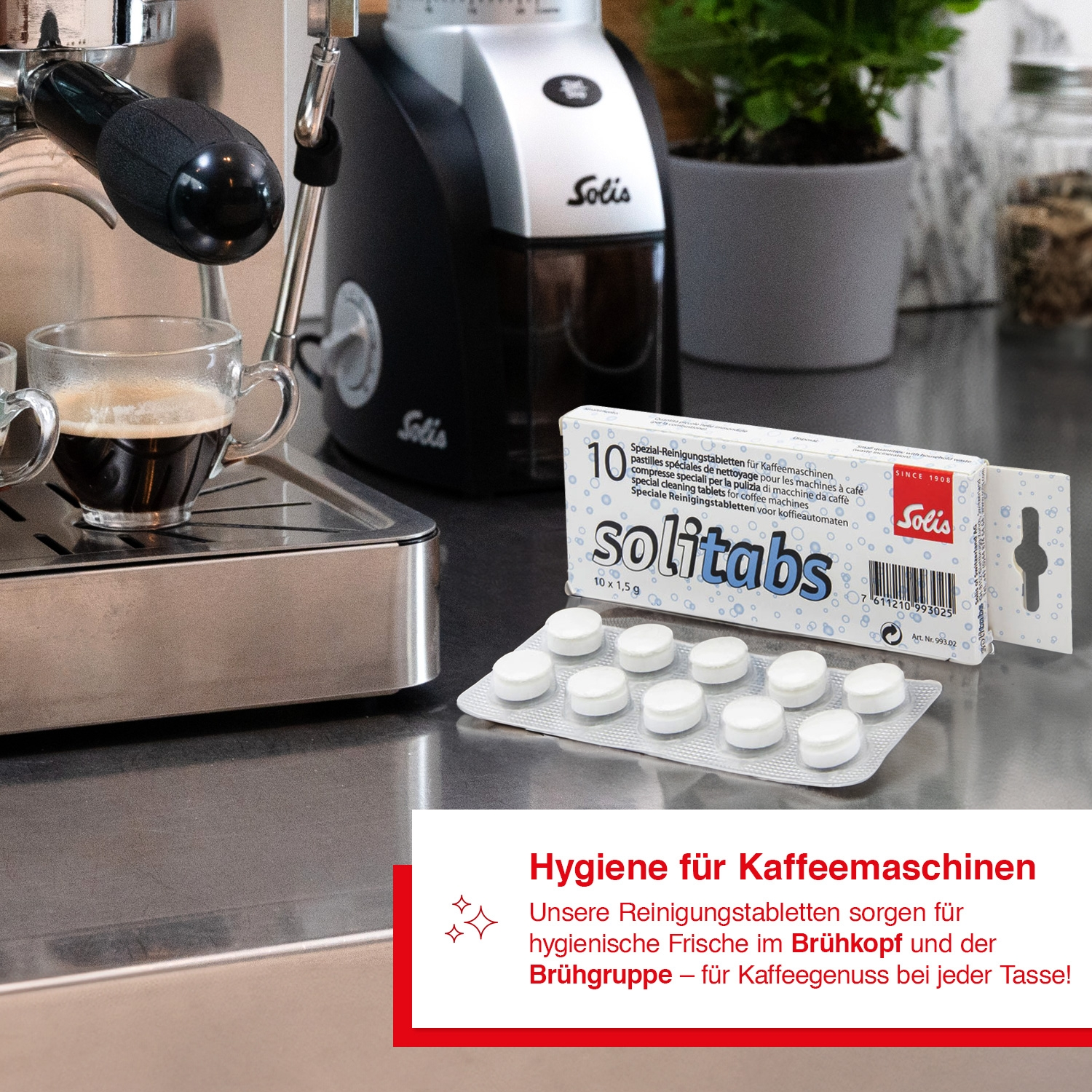 Kaffeemaschine mit einer Tasse Kaffee und Solitabs Reinigungstabletten in einer weißen Box.
