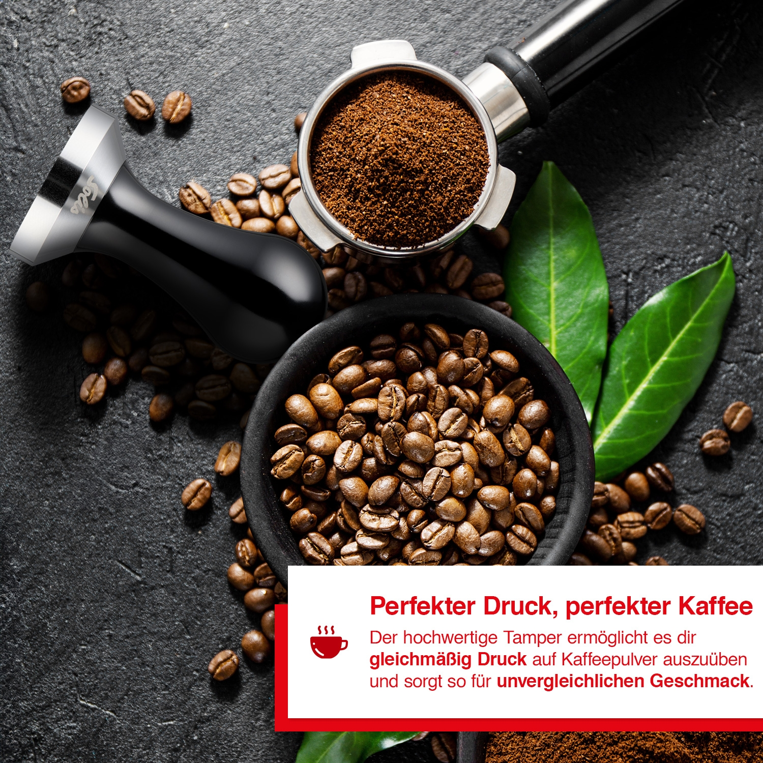 Kaffeebohnen, gemahlener Kaffee, Tamper und eine schwarze Schüssel auf dunklem Hintergrund mit Text.
