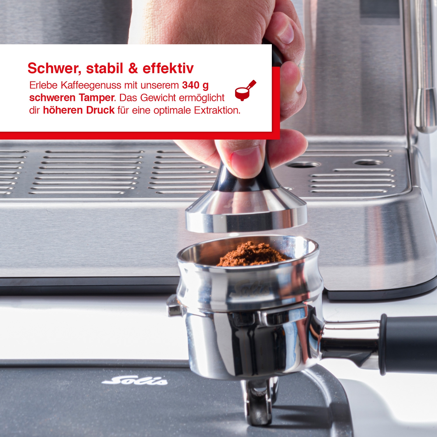 Eine Hand drückt einen Tamper auf gemahlenen Kaffee in einem Siebträger. Text zeigt einen schwereren Tamper.