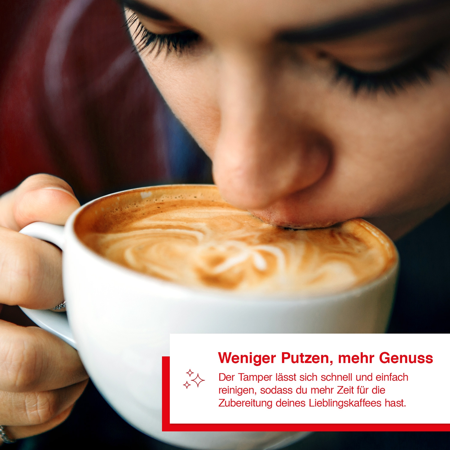 Frau riecht an Kaffee aus weißer Tasse. Text: Weniger Putzen, mehr Genuss.