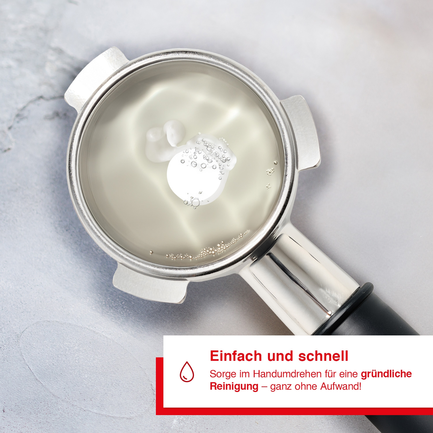 Ein Kaffee-Siebträger mit Wasser und Reinigungsanweisungen.