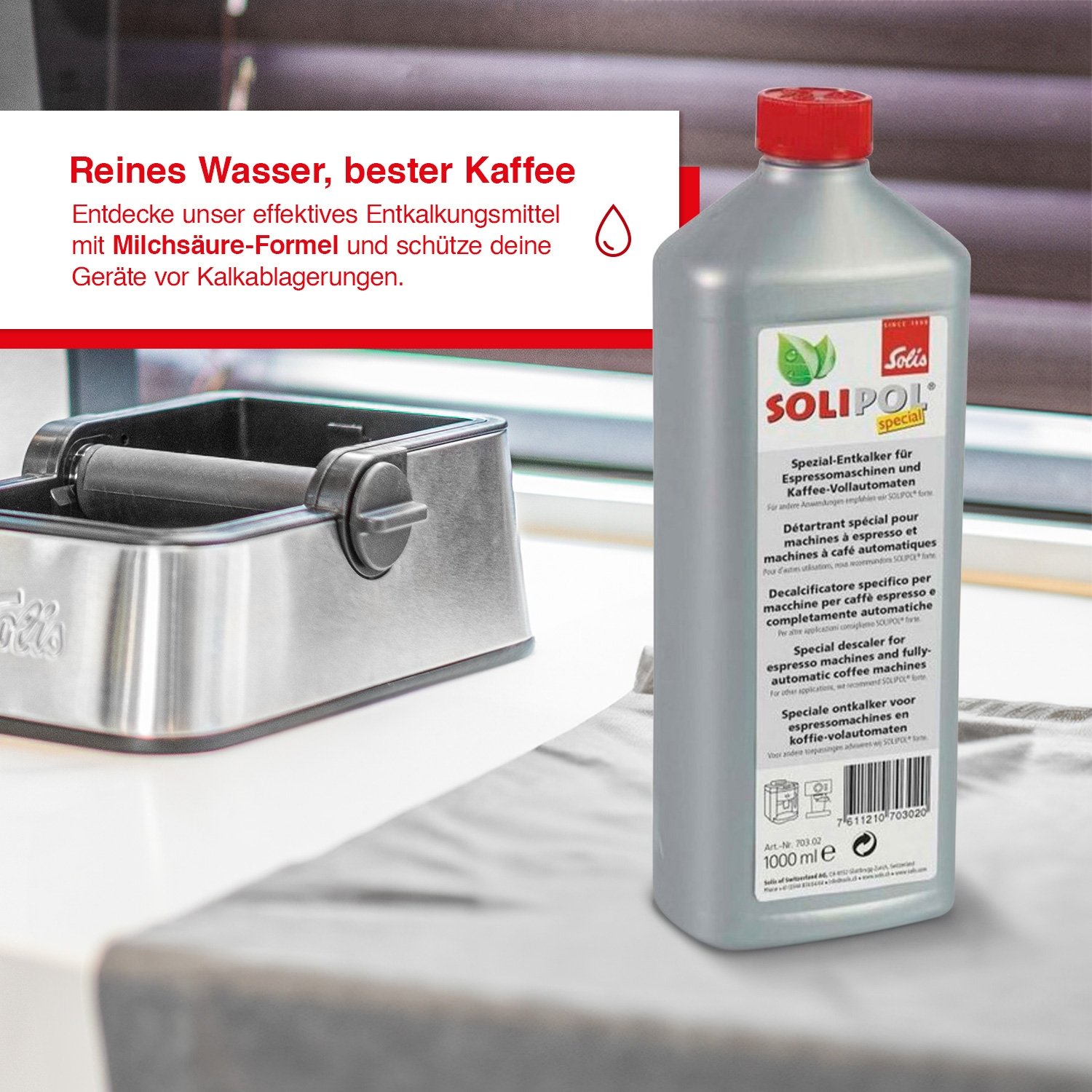 Eine Flasche Entkalker für Kaffeemaschinen vor einem Waschbecken.