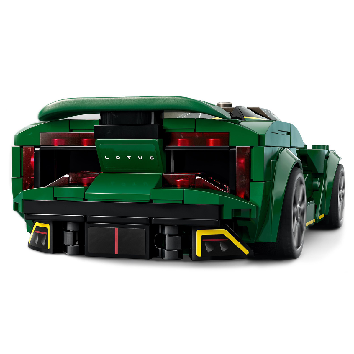 Grünes Lego-Auto von hinten. Lotus-Logo sichtbar. Gelbe Akzente. Weißer Hintergrund.