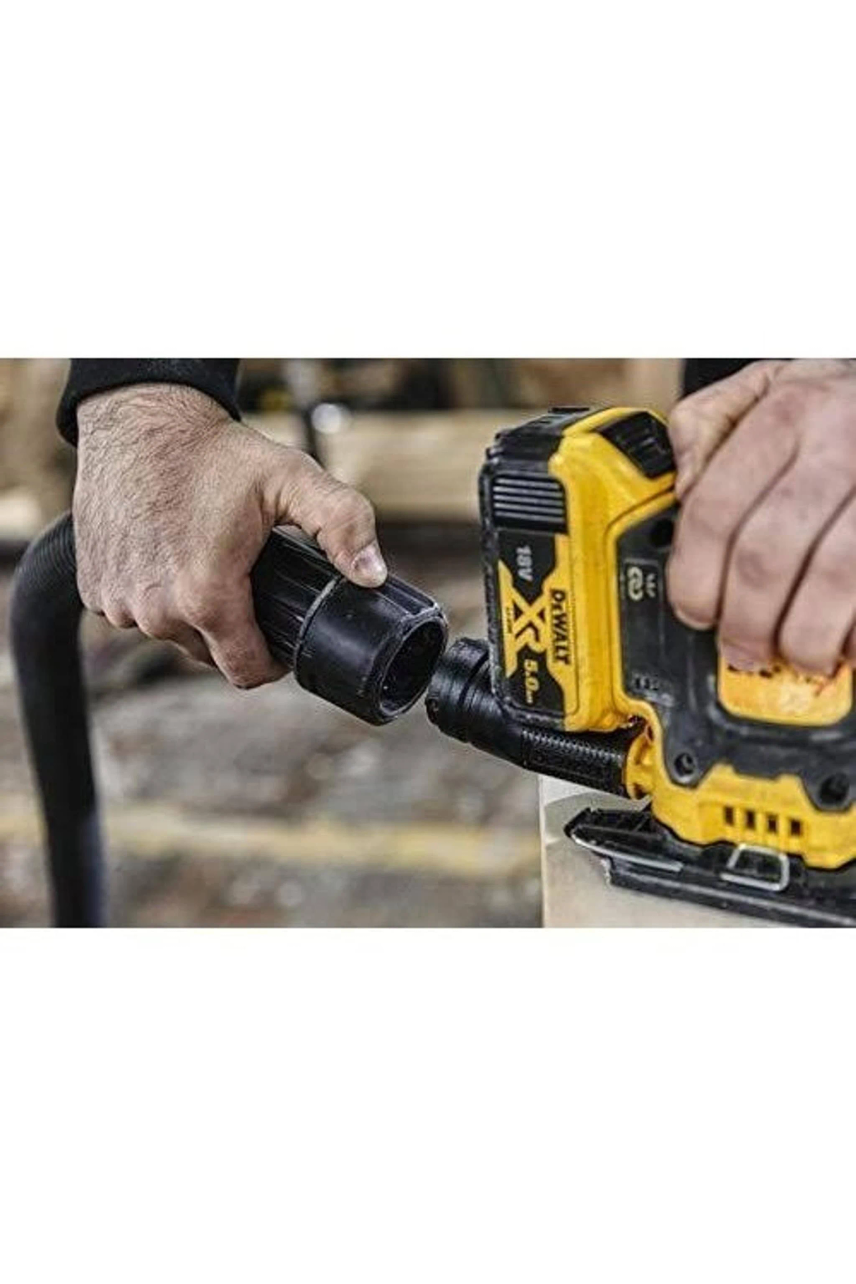 Dłonie osoby używającej szlifierki do podłączenia węża na białym tle.