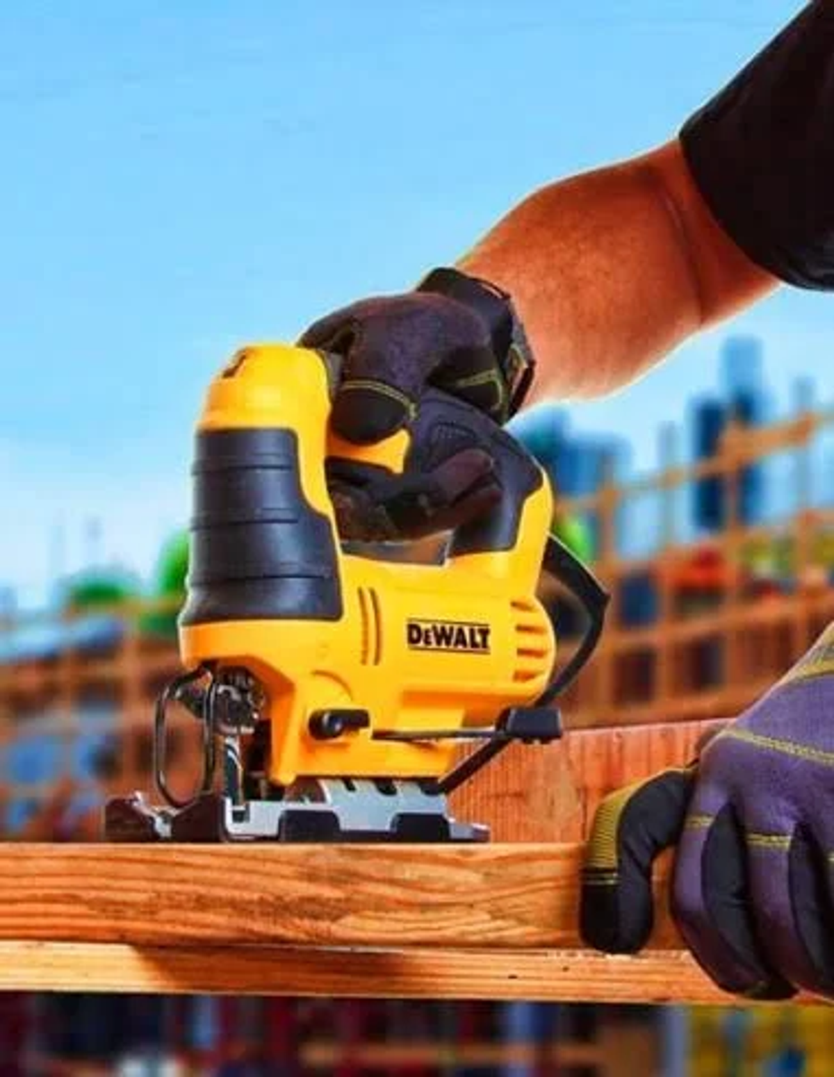 Mężczyzna używający żółto-czarnej wyrzynarki DeWalt na kawałku drewna.
