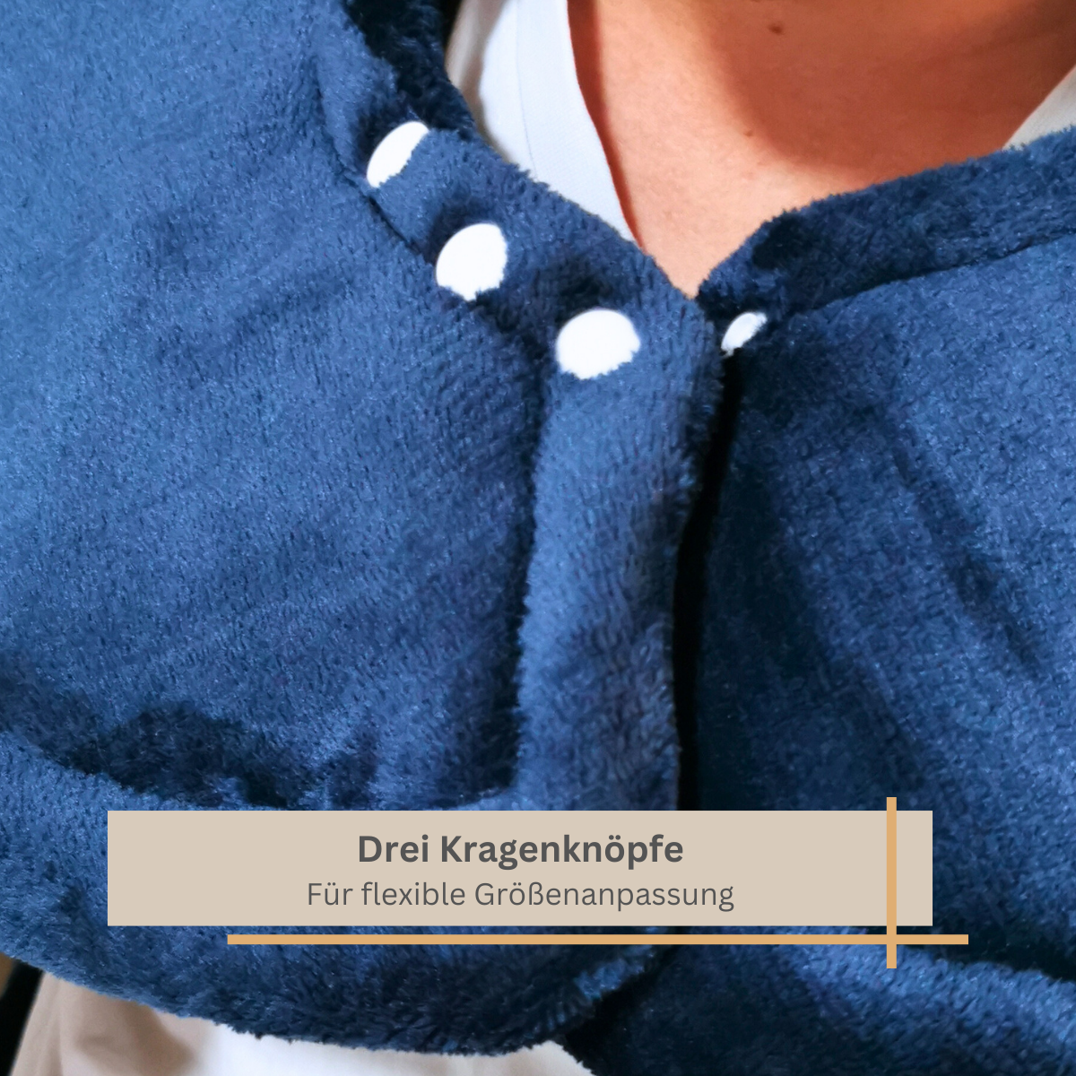 Eine Person trägt einen blauen Kragen mit drei weißen Knöpfen und Text.
