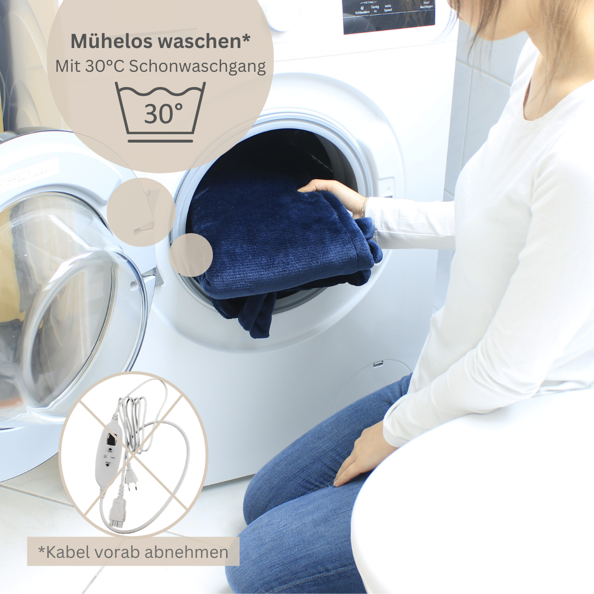 Frau legt blaue Decke in Waschmaschine. Text: Mühelos waschen mit 30 Grad.