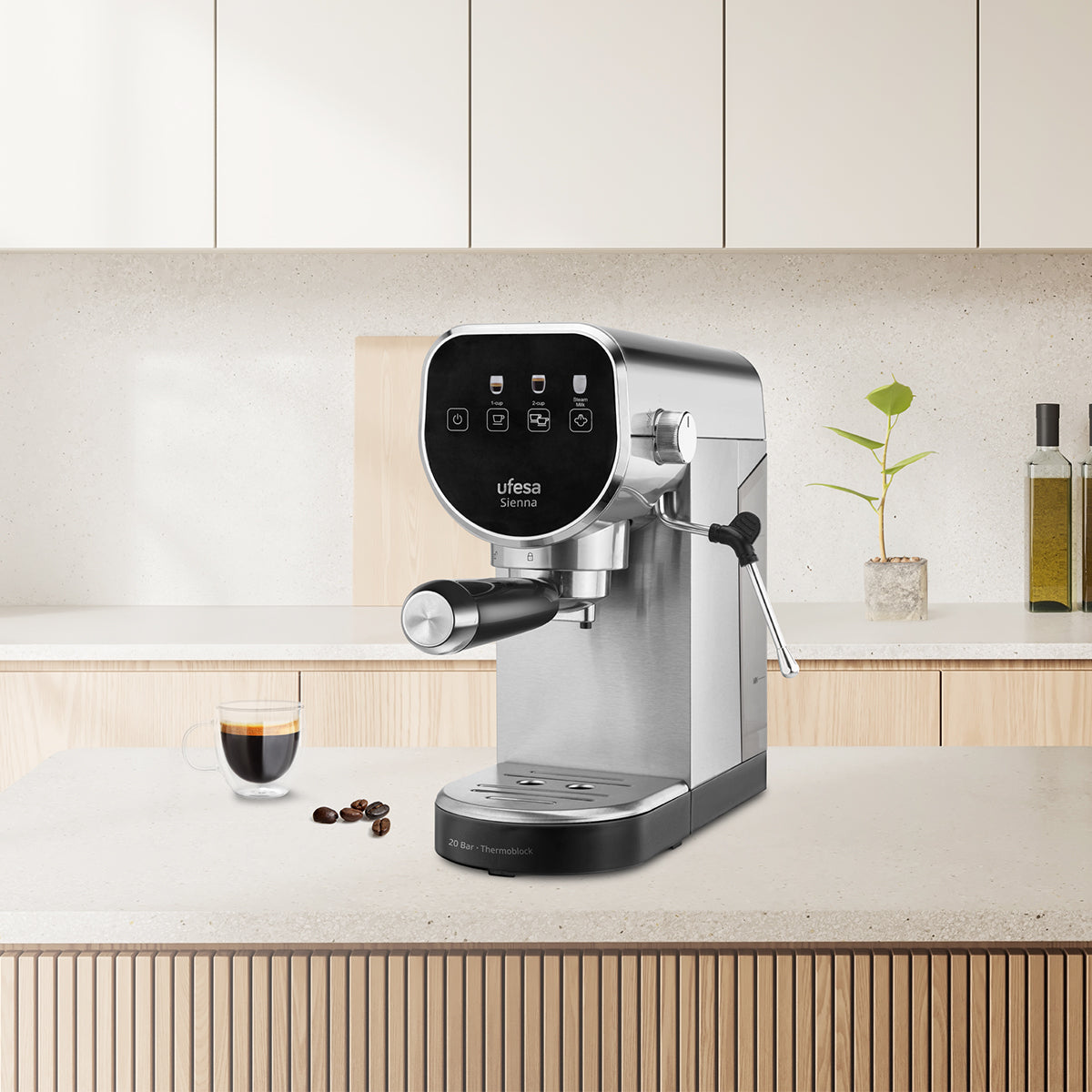 Una cafetera espresso Ufesa Siena plateada en una encimera con café y granos.