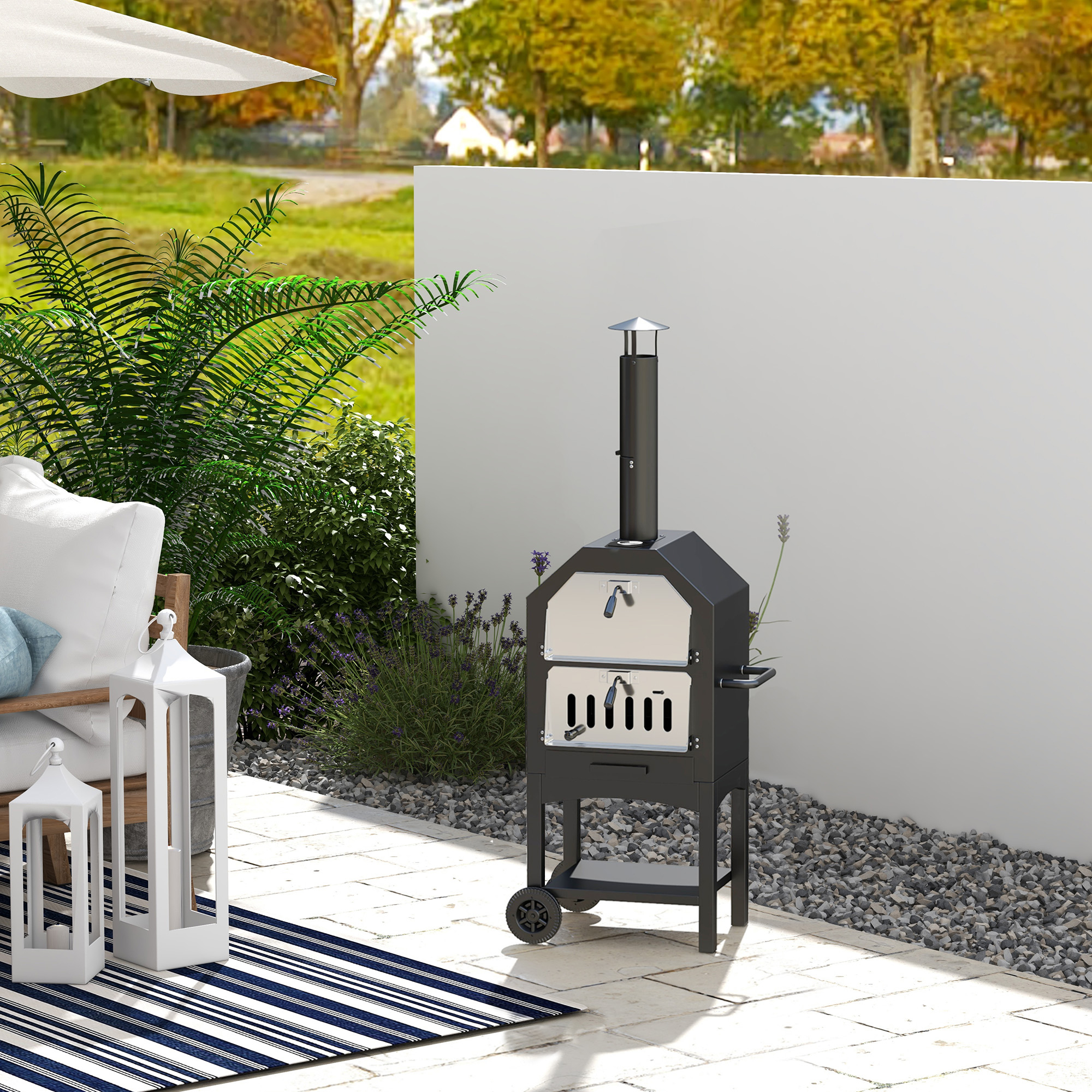 Escena al aire libre con un horno de pizza negro y faroles blancos.