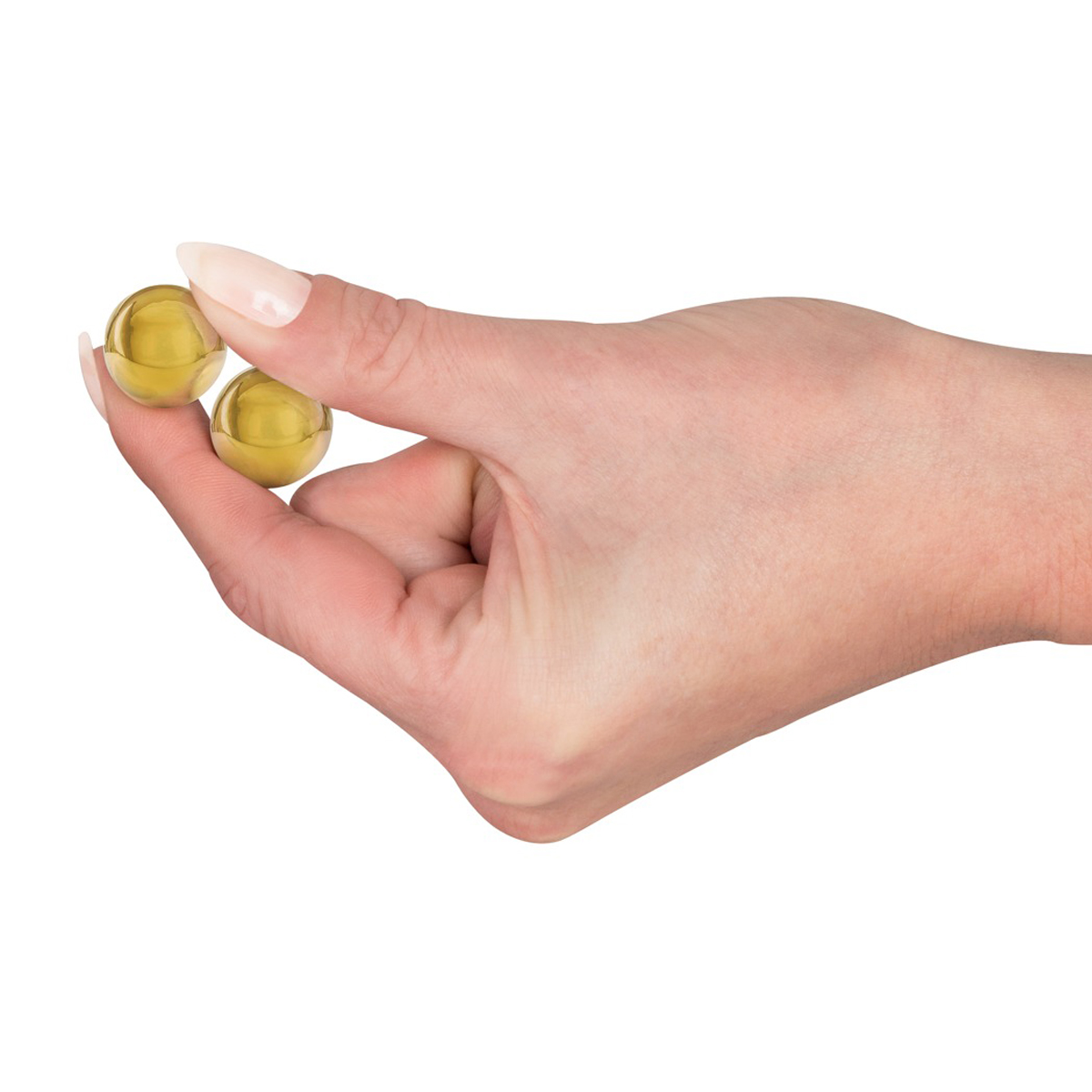 Eine Hand, die zwei goldene Kugeln vor weißem Hintergrund hält.