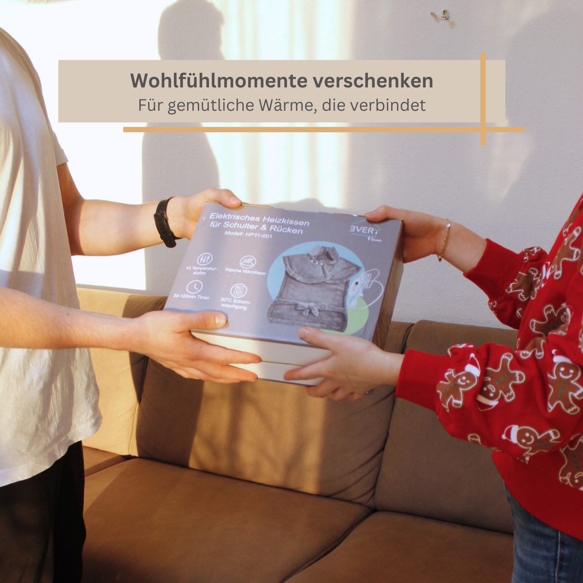 Zwei Personen tauschen eine Geschenkbox aus. Die Box hat Text und Bilder.
