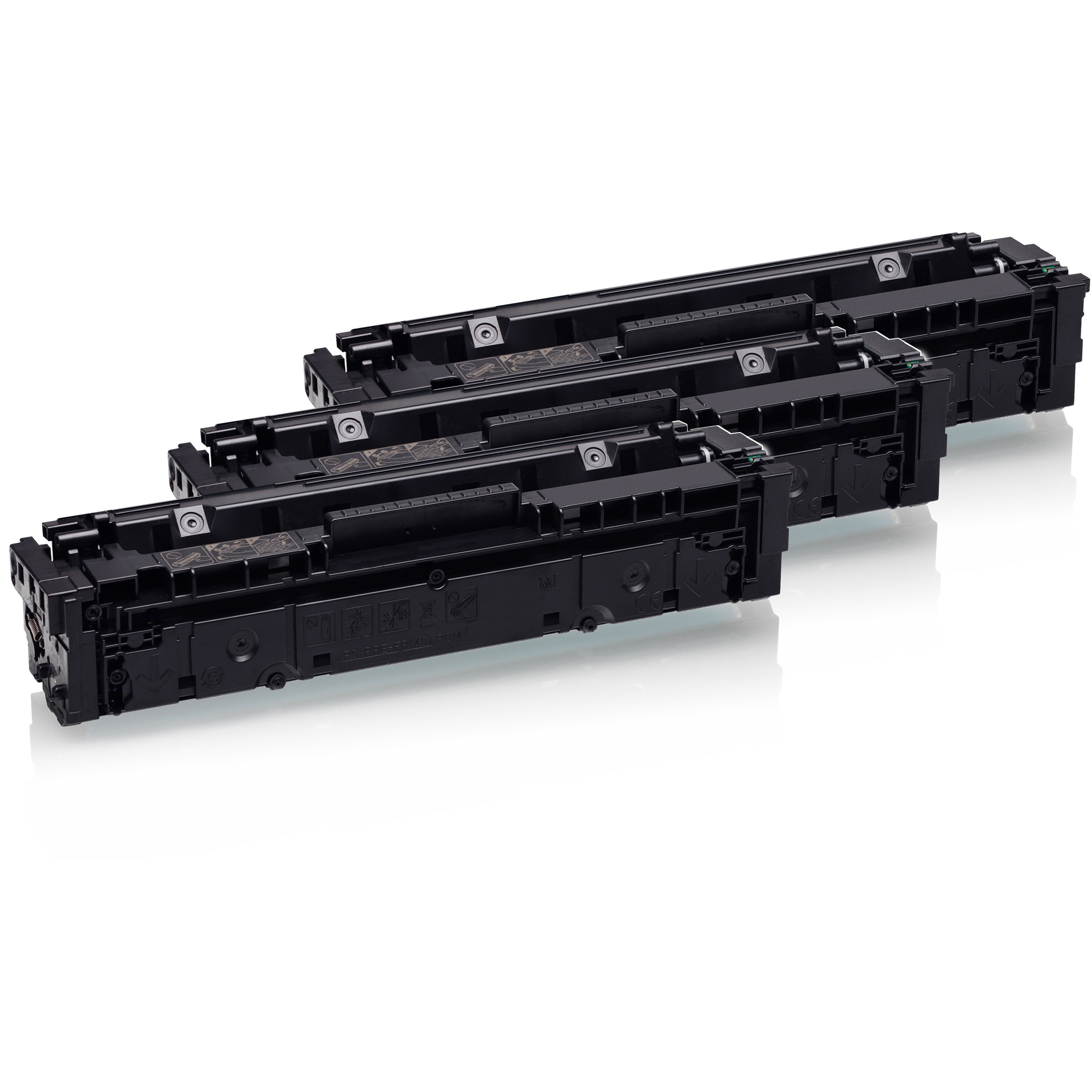 Tre cartucce toner nere su sfondo bianco. Superficie riflettente. Vista angolata.