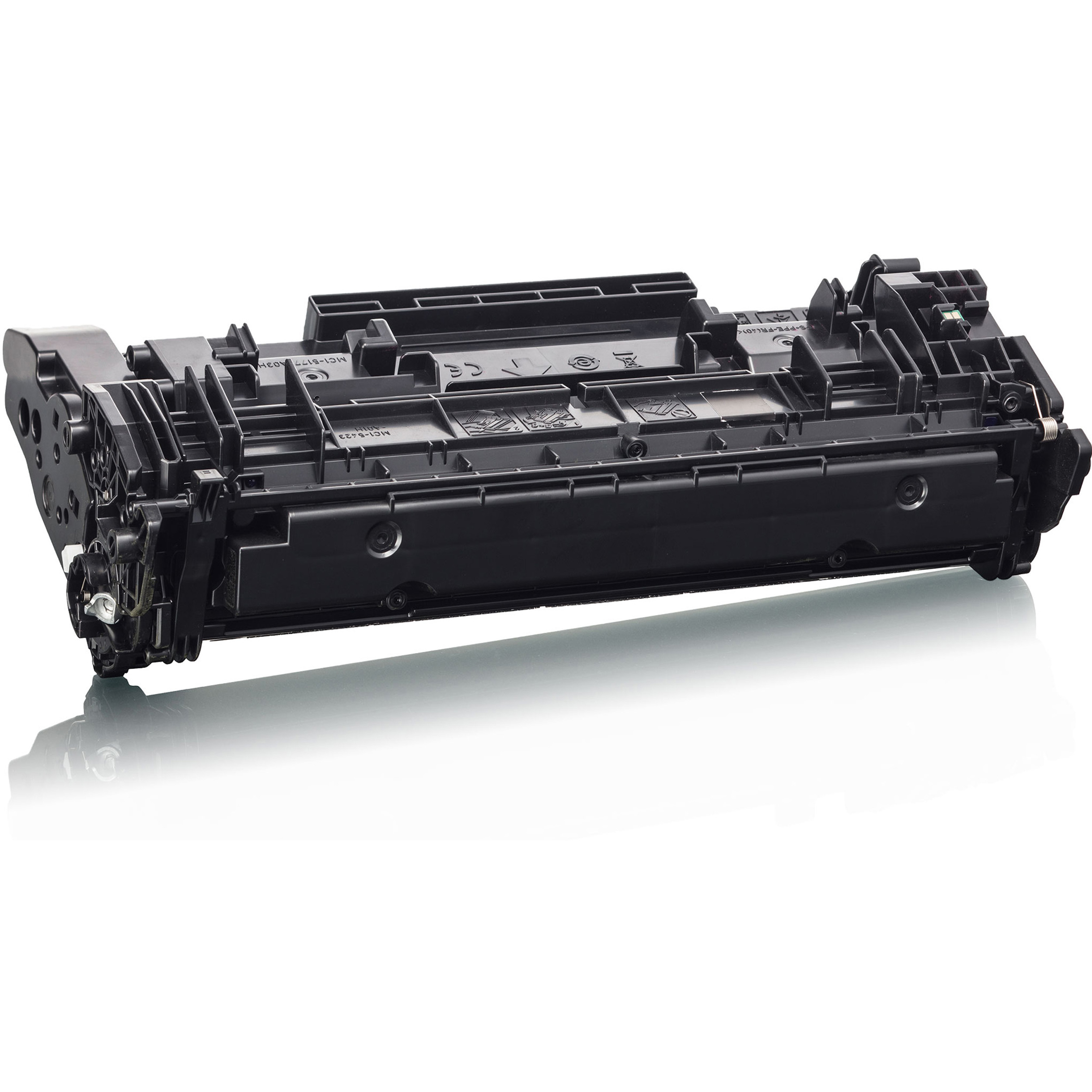 Cartuccia toner nera su sfondo bianco, vista angolata, ombre presenti.