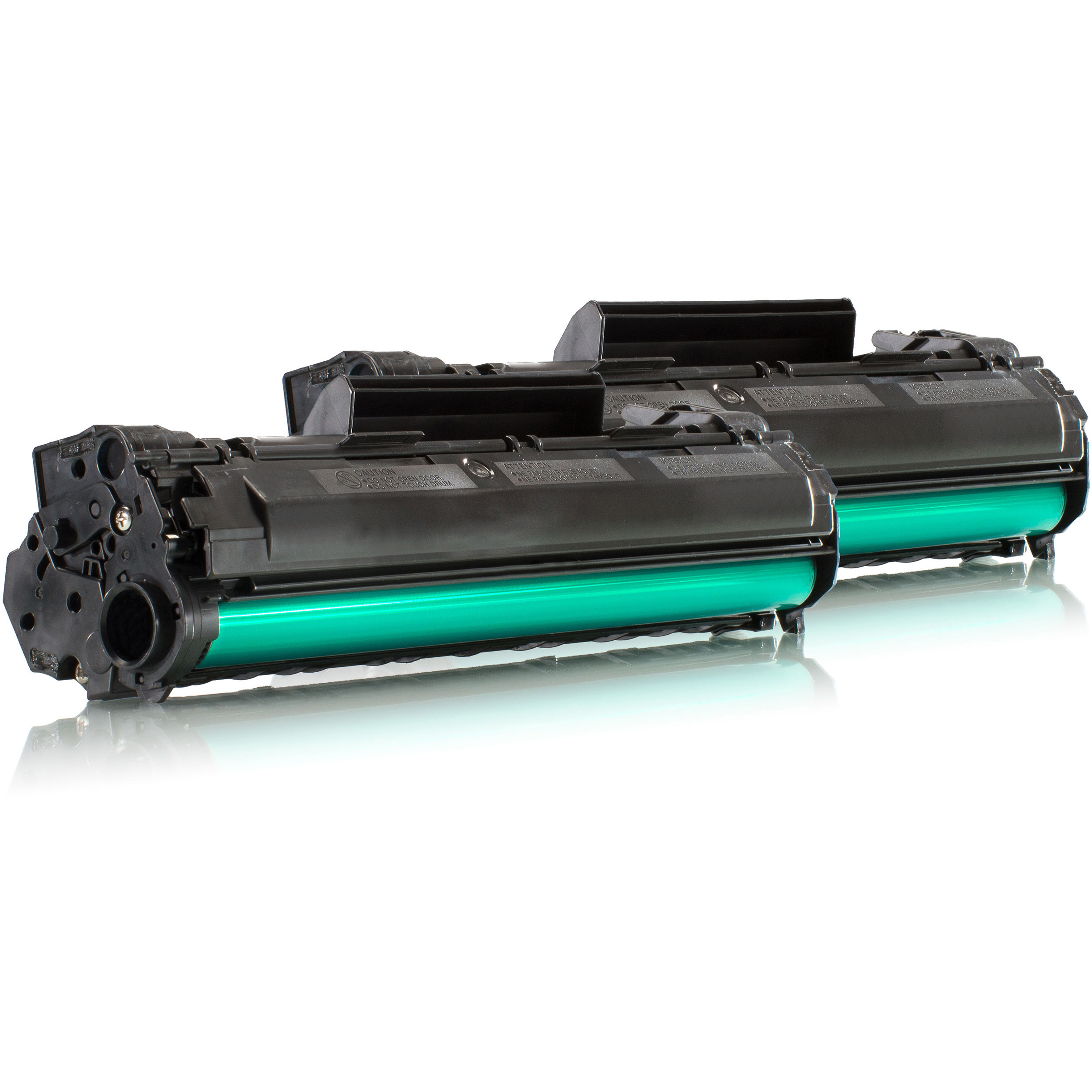 Due cartucce toner nere e verdi. Lo sfondo è bianco con riflessi.
