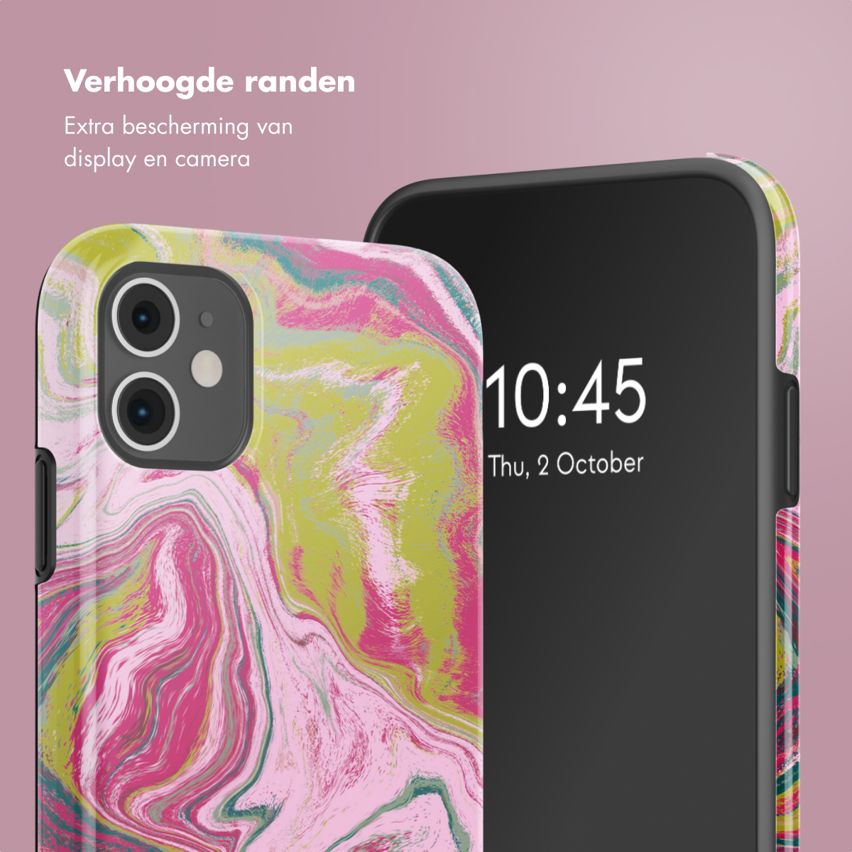 Primo piano di un telefono con custodia a fantasia. Visualizza ora e data. Sfondo rosa.