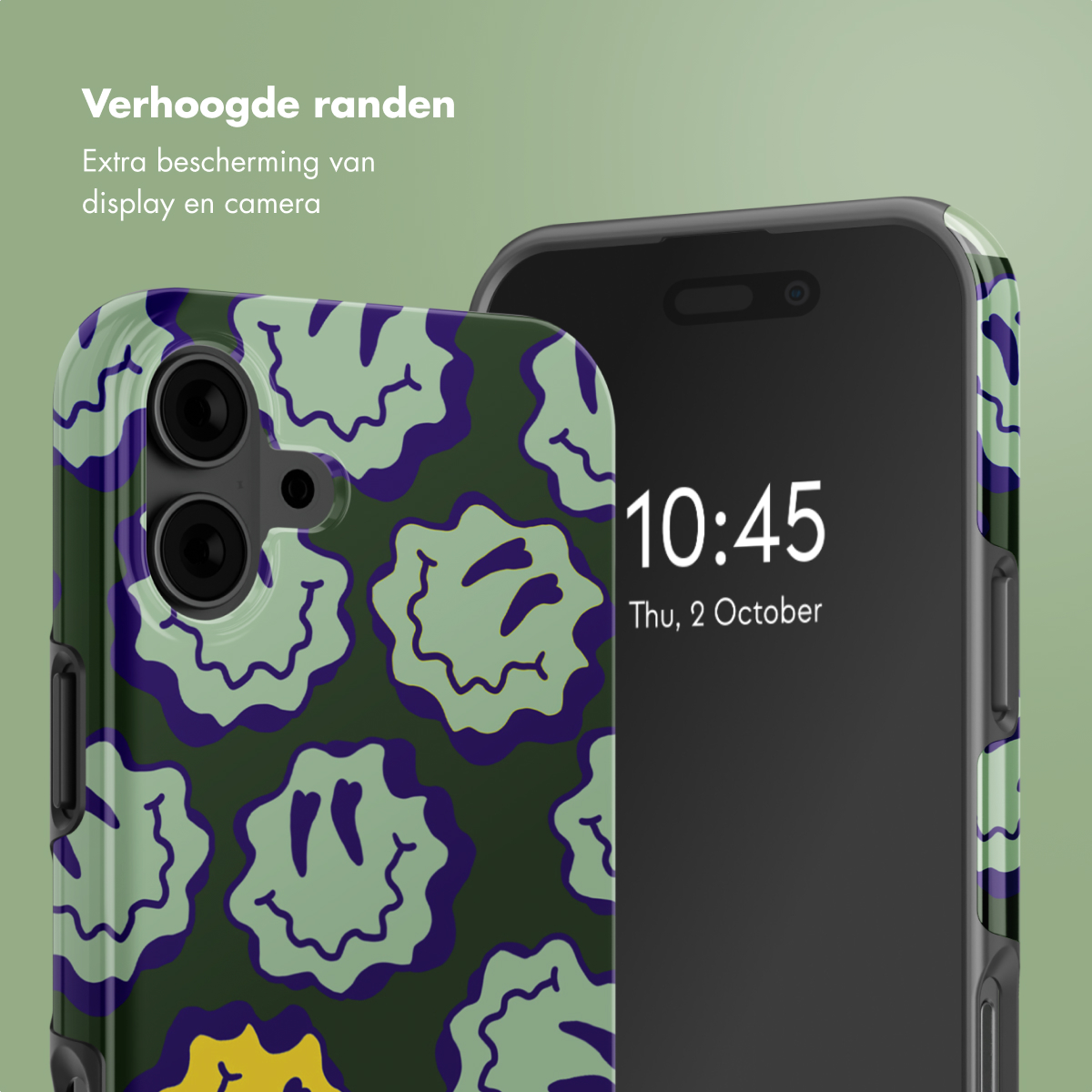 Una custodia per telefono con un motivo a faccine verdi è accanto a un telefono che mostra l'ora.