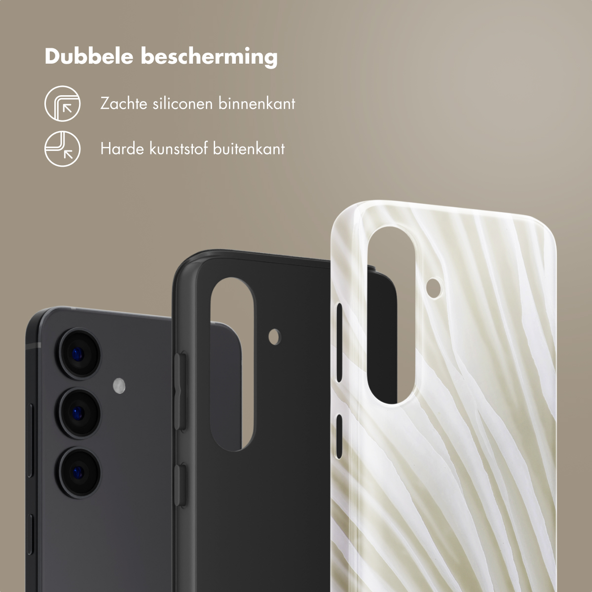 Trois étuis de téléphone, noir, noir et blanc avec un motif marbré, sur fond marron.