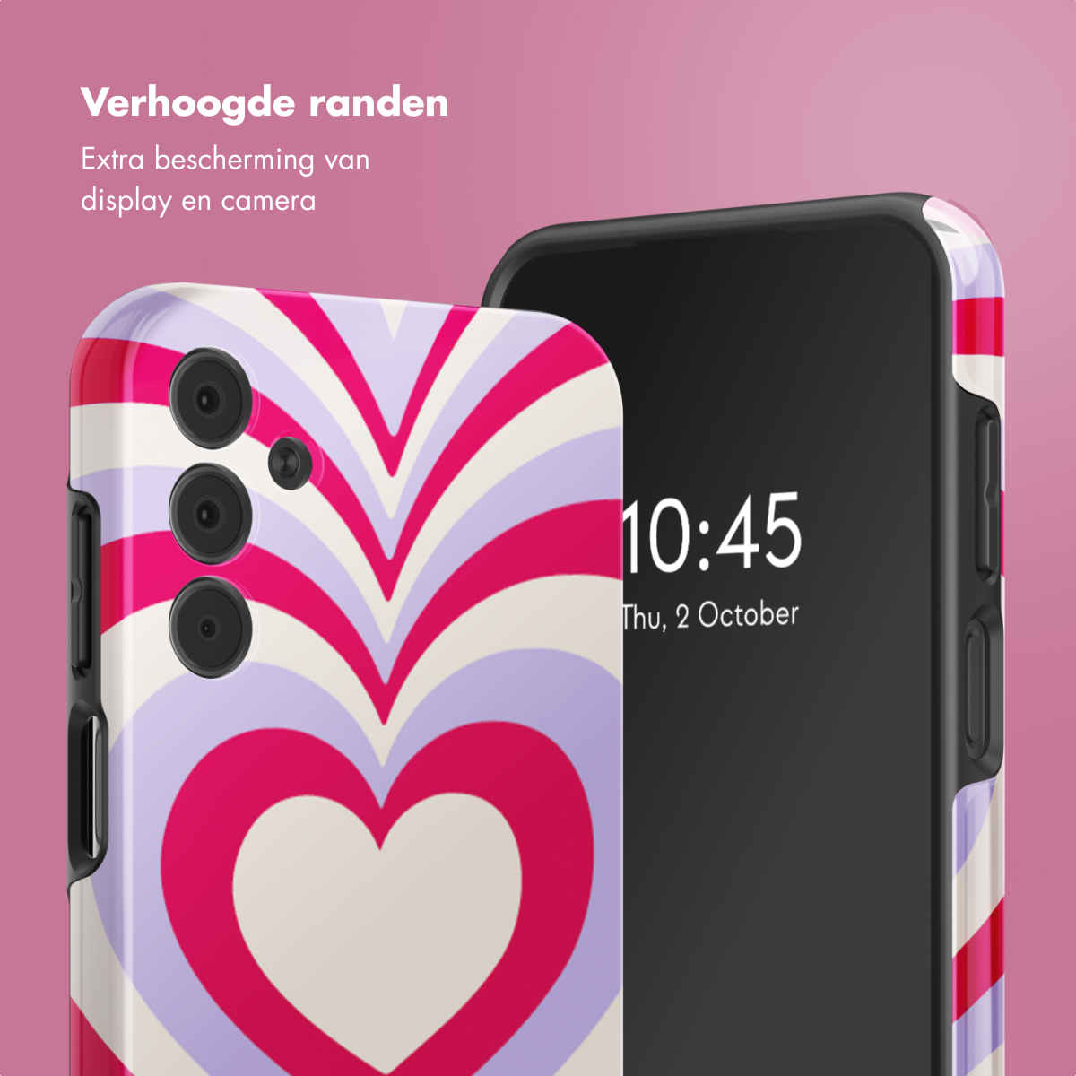 Image d'un téléphone avec un étui à motifs de cœur. Le téléphone affiche l'heure. L'étui a des bords surélevés.