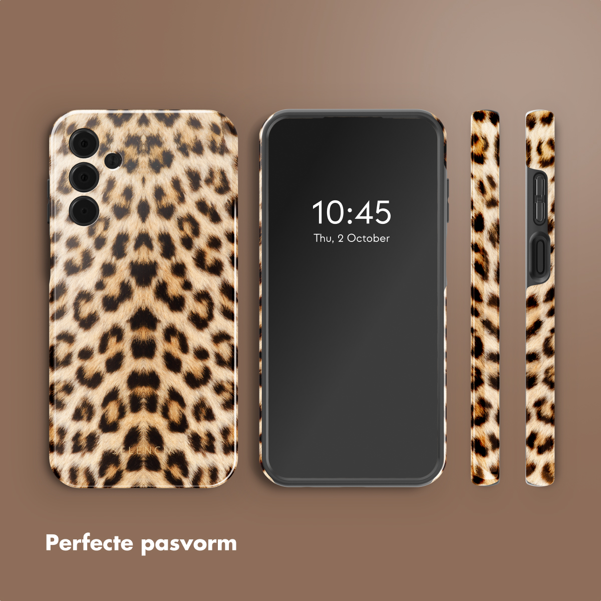 Telefoon en hoesjes met een luipaardprint ontwerp. Telefoon toont tijd en datum. Bruine achtergrond.
