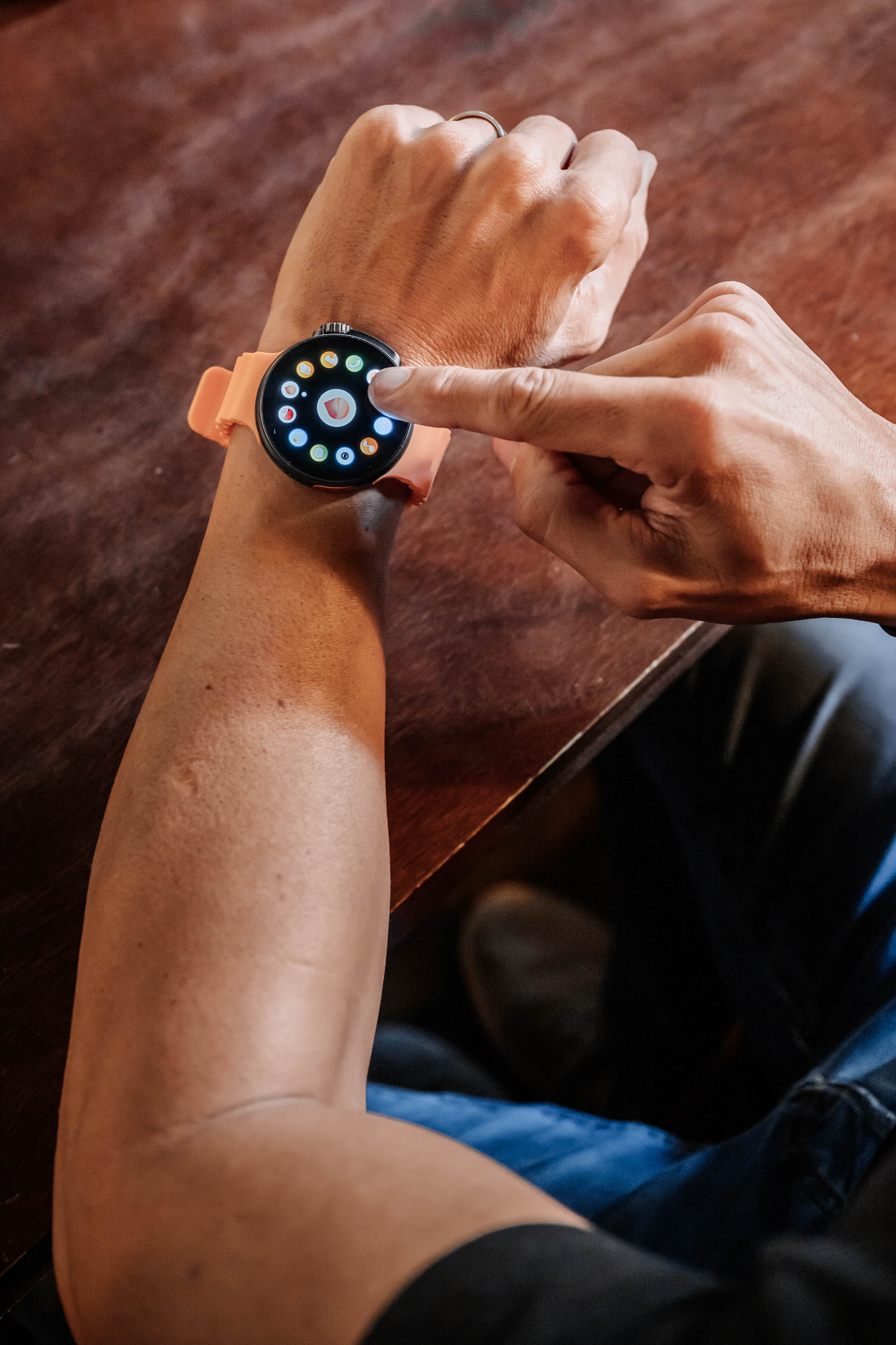 Brazo de una persona con un reloj inteligente en la muñeca.