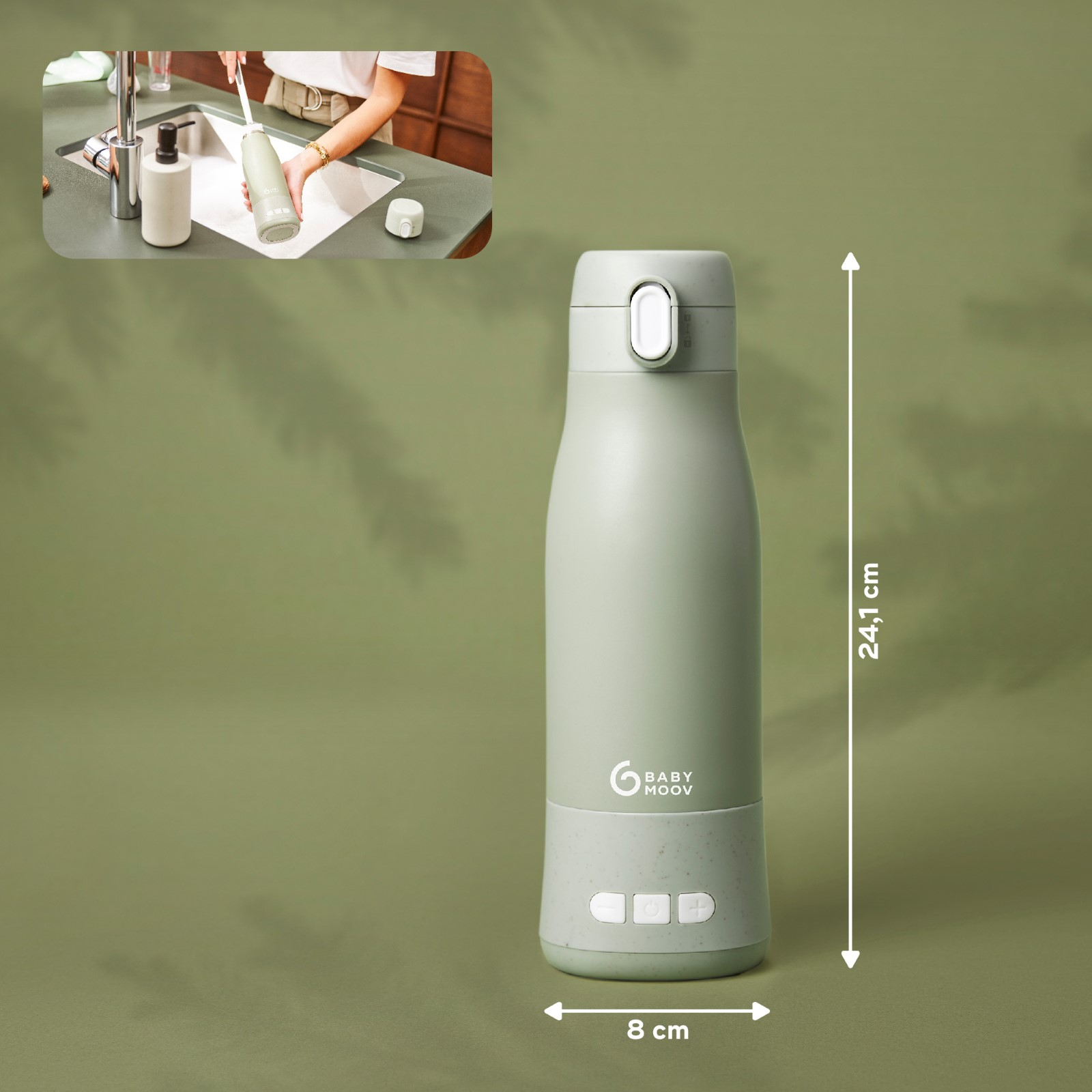 Grüne Wasserflasche mit grauem Deckel. Abmessungen sind 8 cm x 24,1 cm. Die Flasche wird gereinigt.