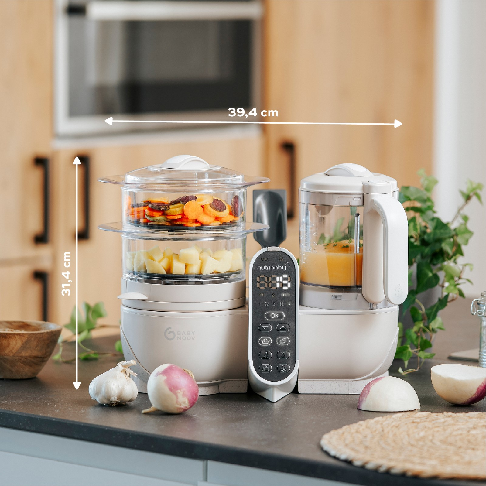 Robot da cucina per bambini con ingredienti. Verdure e frutta in contenitori trasparenti, apparecchio bianco.