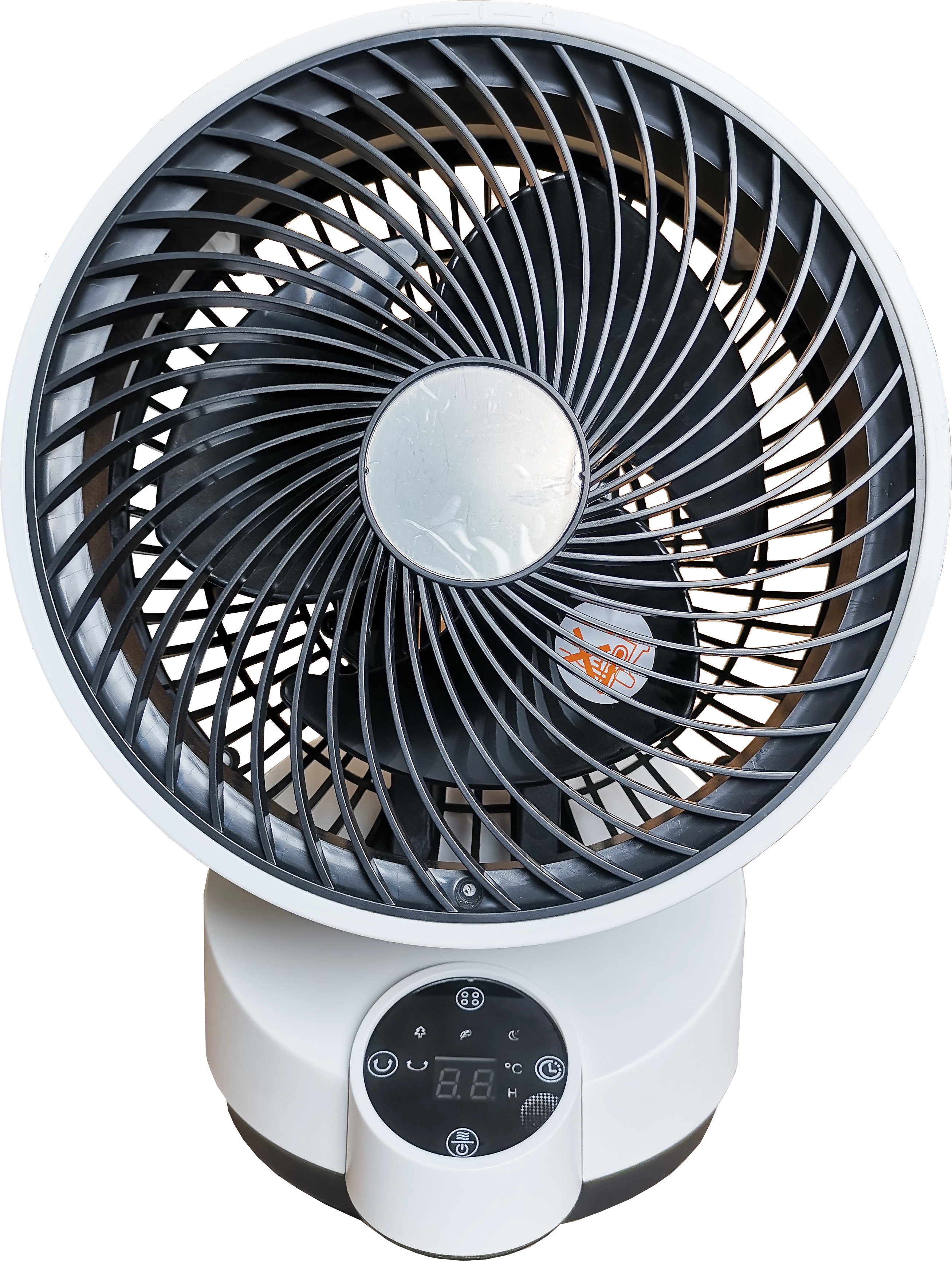 Un ventilador blanco y negro con pantalla digital abajo. Contra un fondo negro.