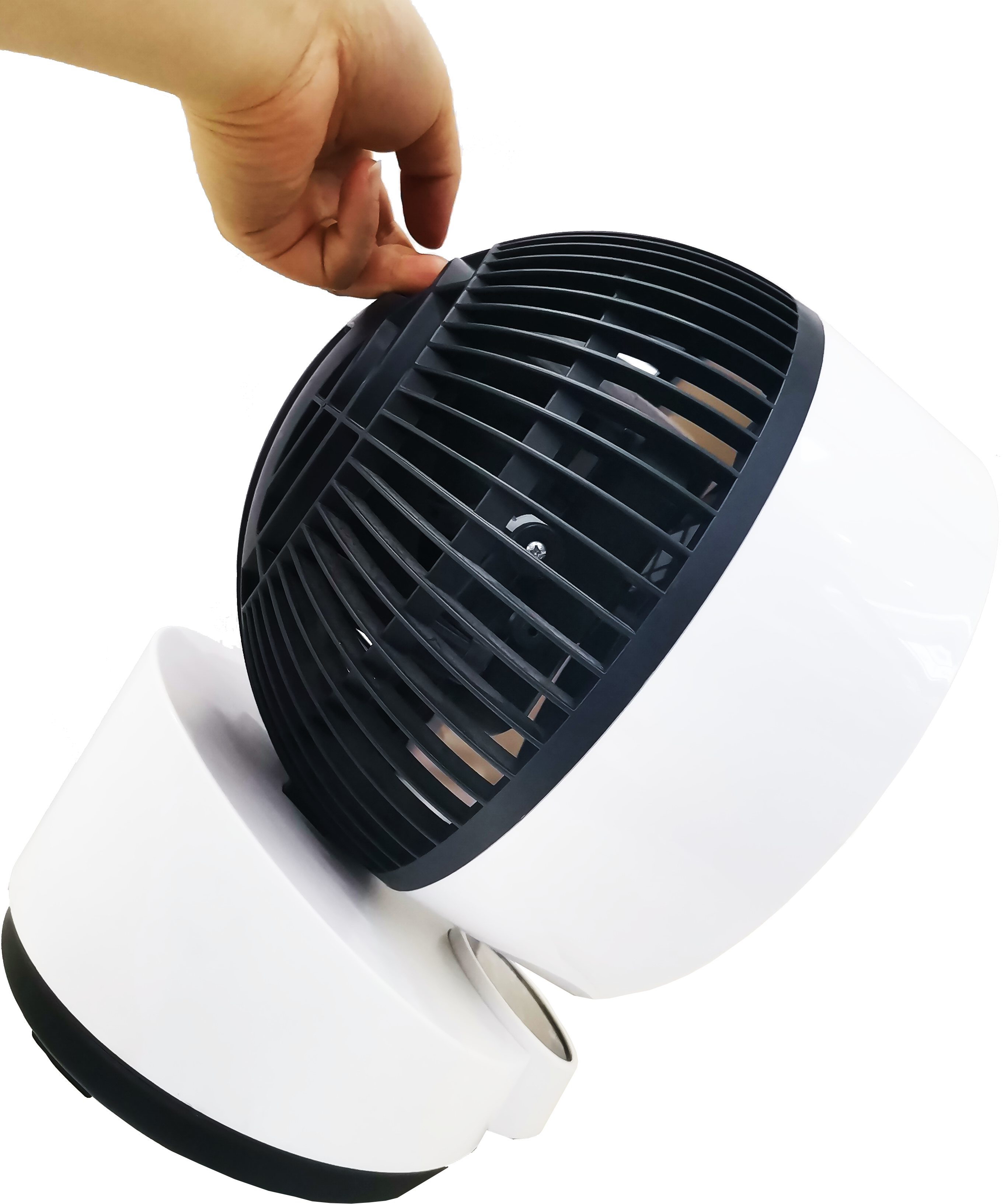 Una mano ajustando la parte superior de un ventilador blanco y negro. El ventilador está sobre base blanca.