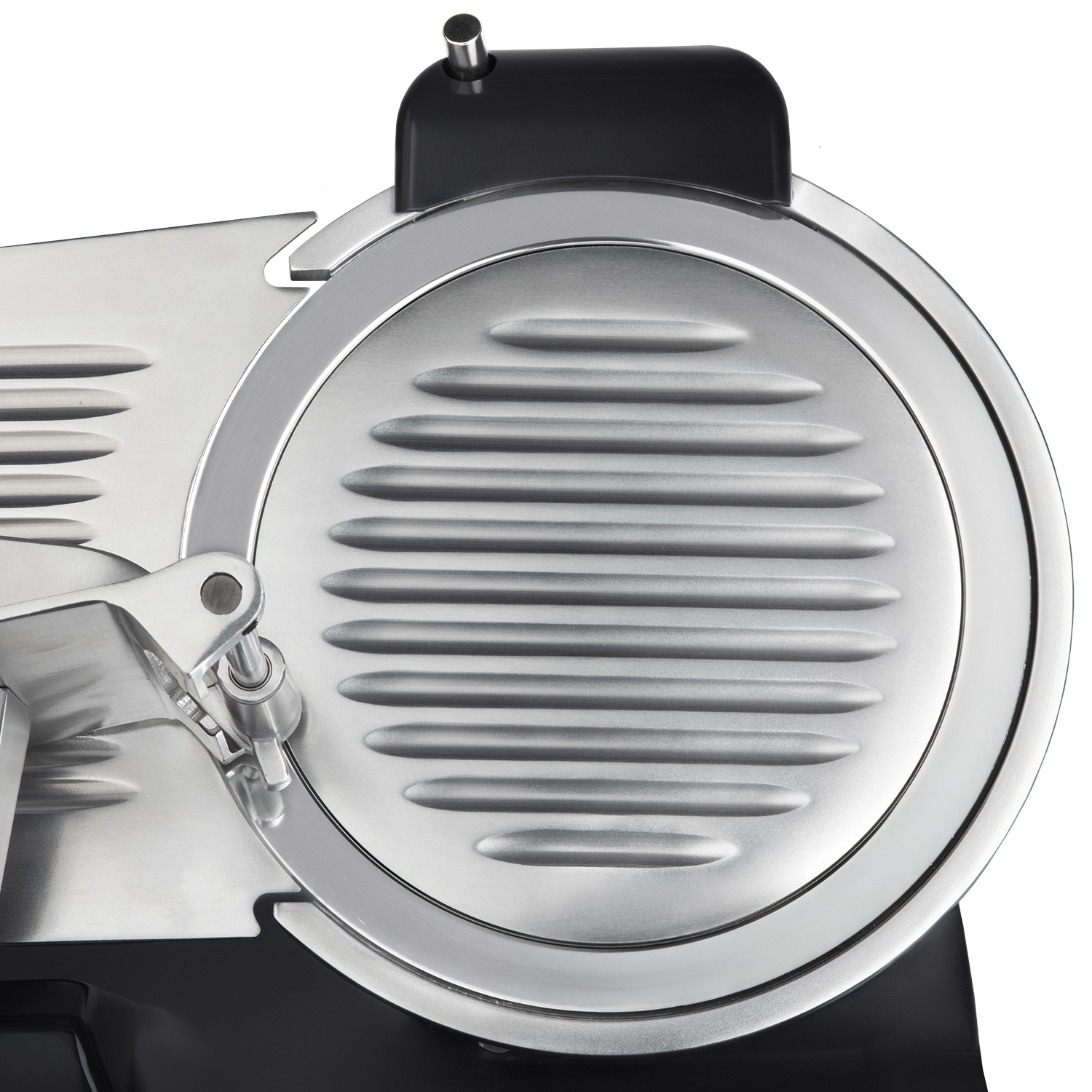 Zbliżenie ostrza i okrągłej osłony srebrnej krajalnicy do mięsa. Na białym tle.