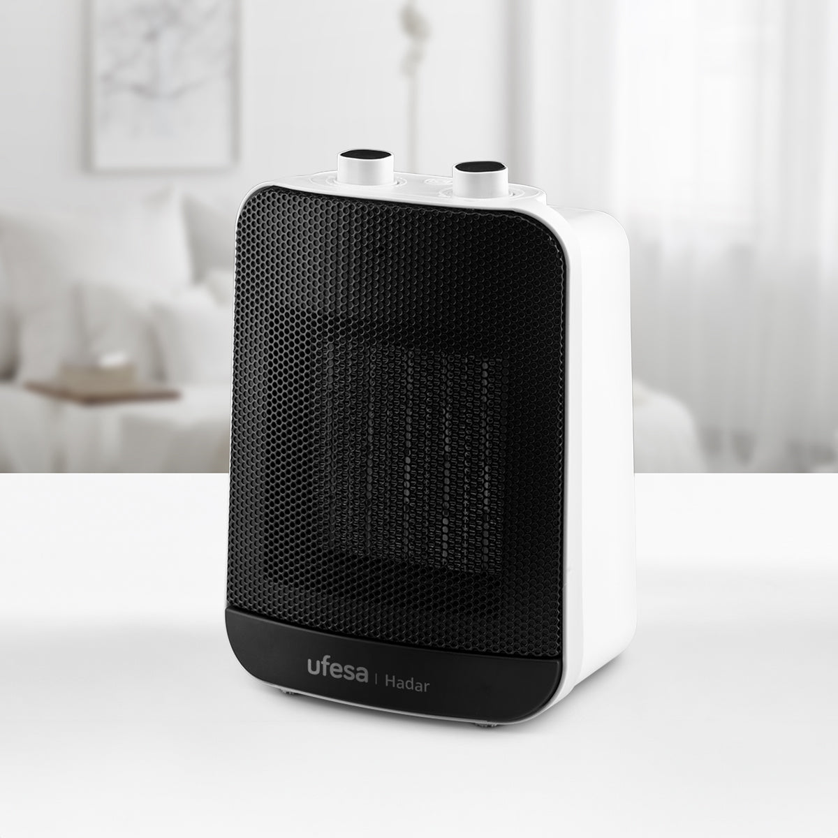 Biało-czarny grzejnik Ufesa na białym tle. Tło rozmyte.