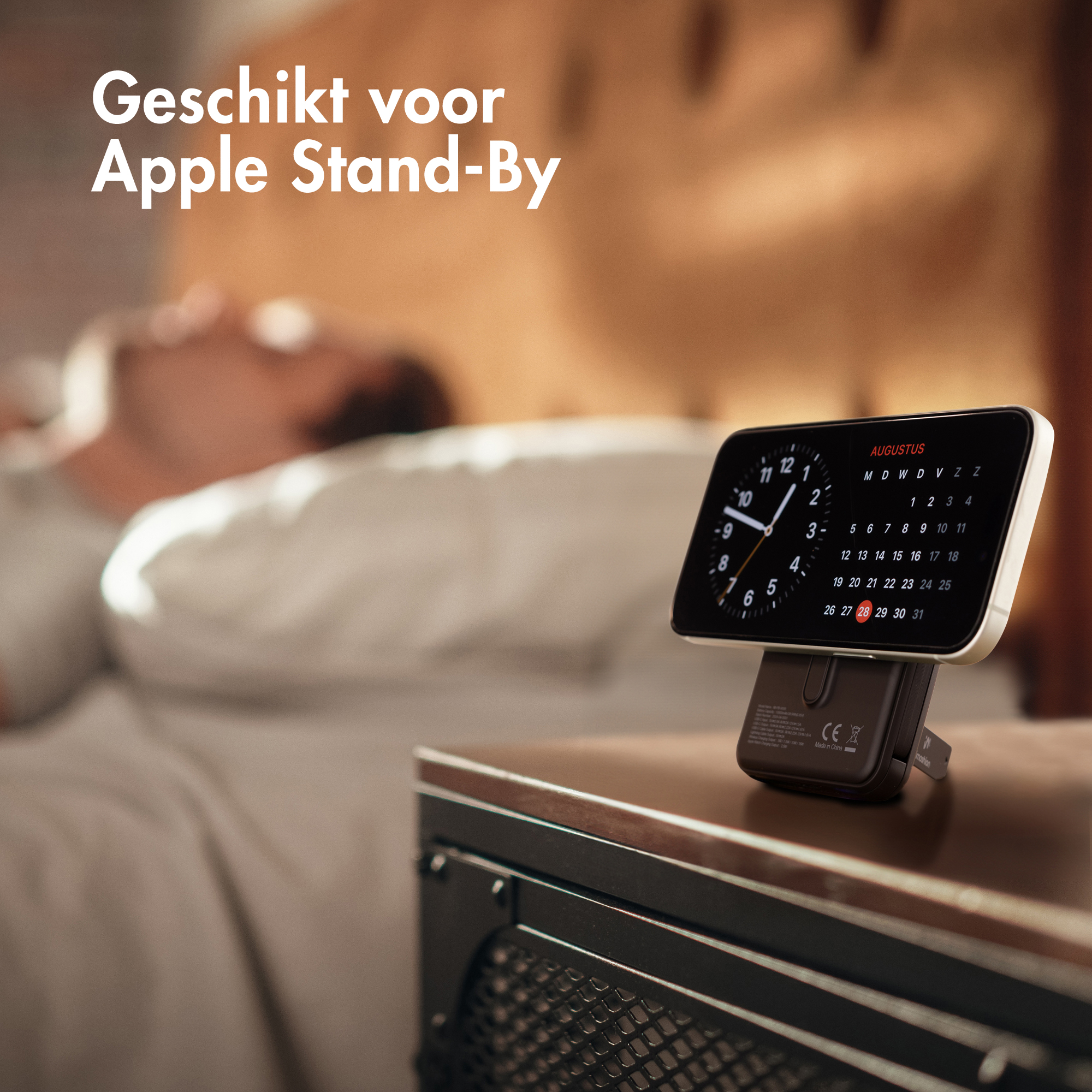 Téléphone sur un chargeur affichant un calendrier. Le texte indique qu'il est pour Apple Stand-By.