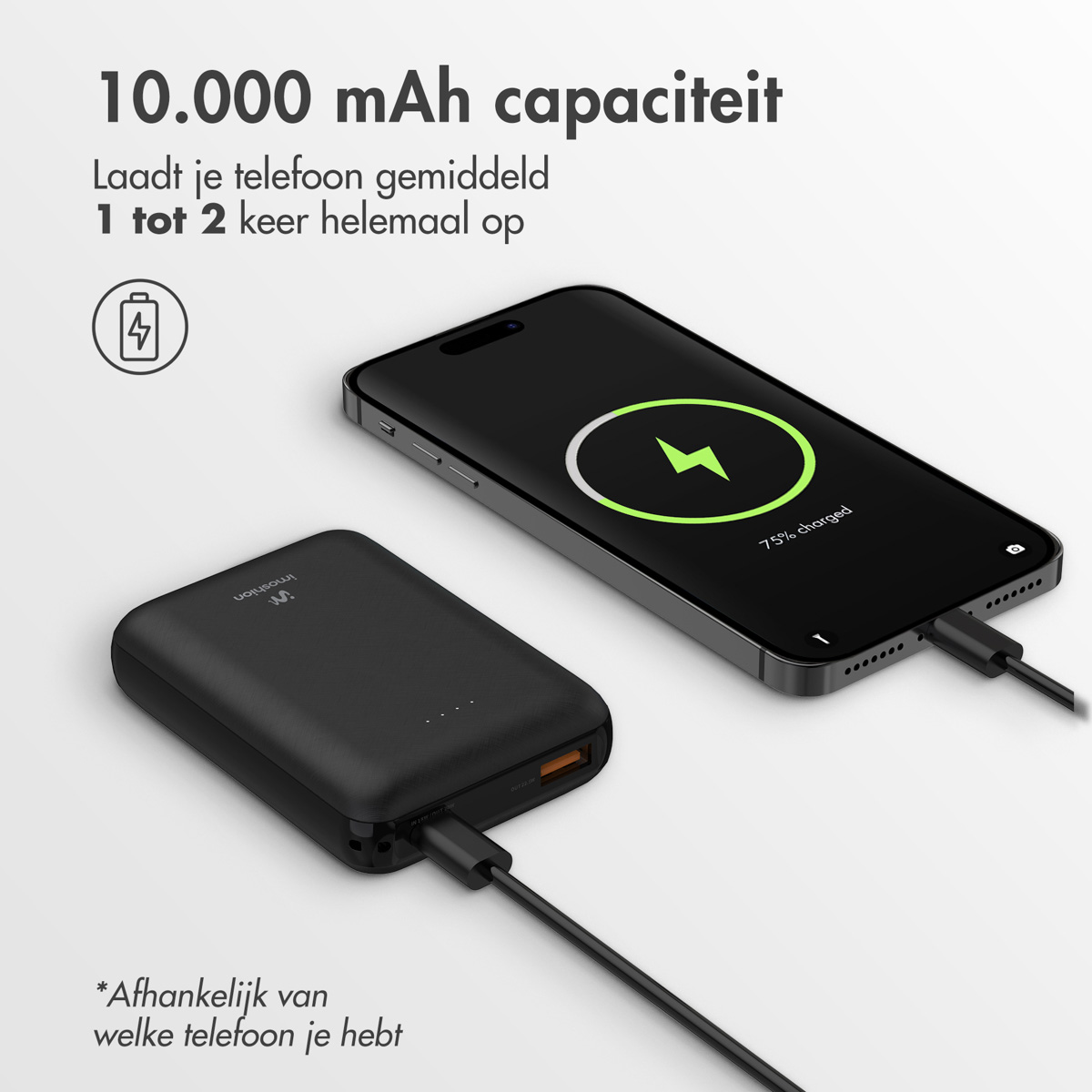 Téléphone en charge avec une batterie externe. Le téléphone affiche 75% de charge. Batterie externe noire. Fond vert.