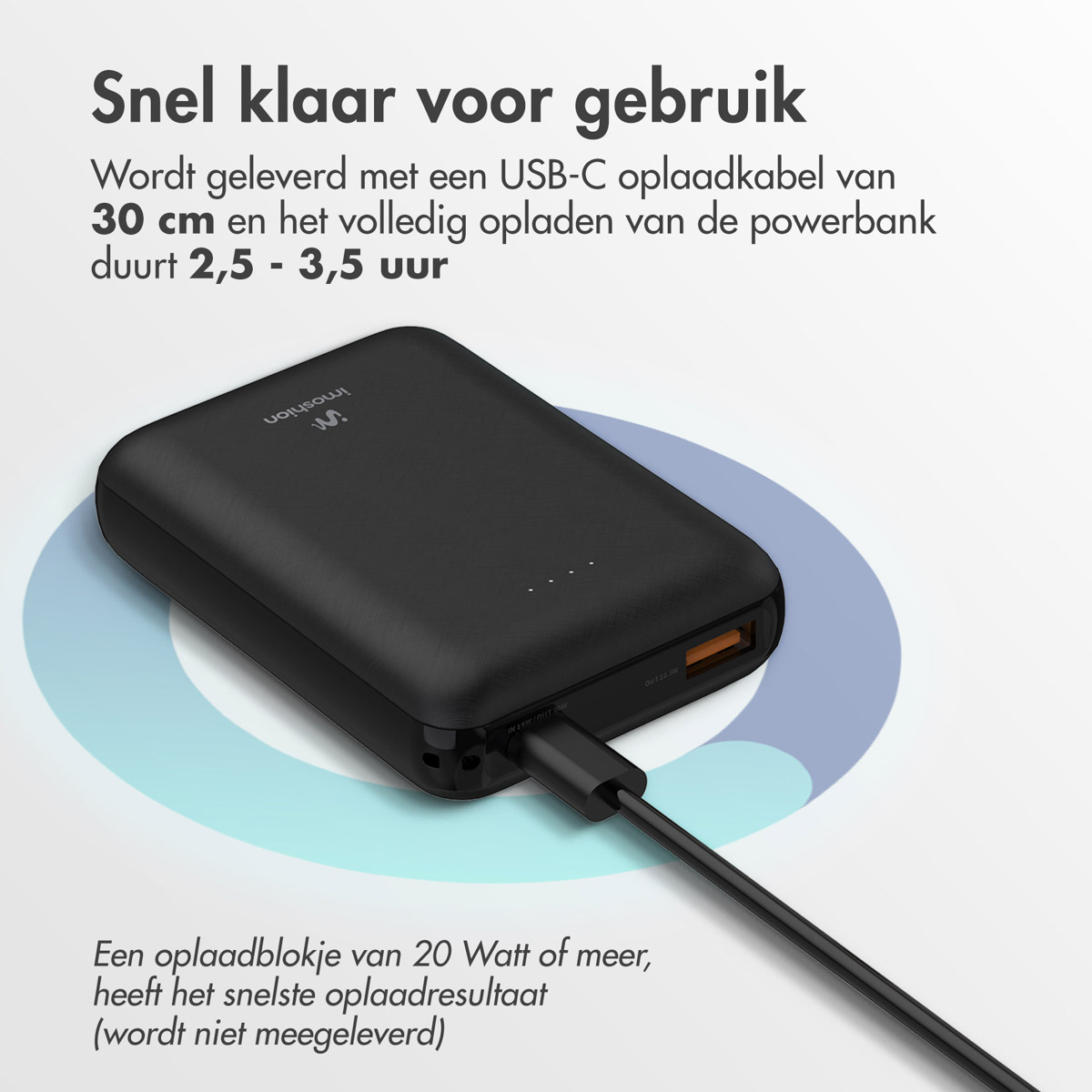 Batterie externe noire connectée à un câble USB-C.