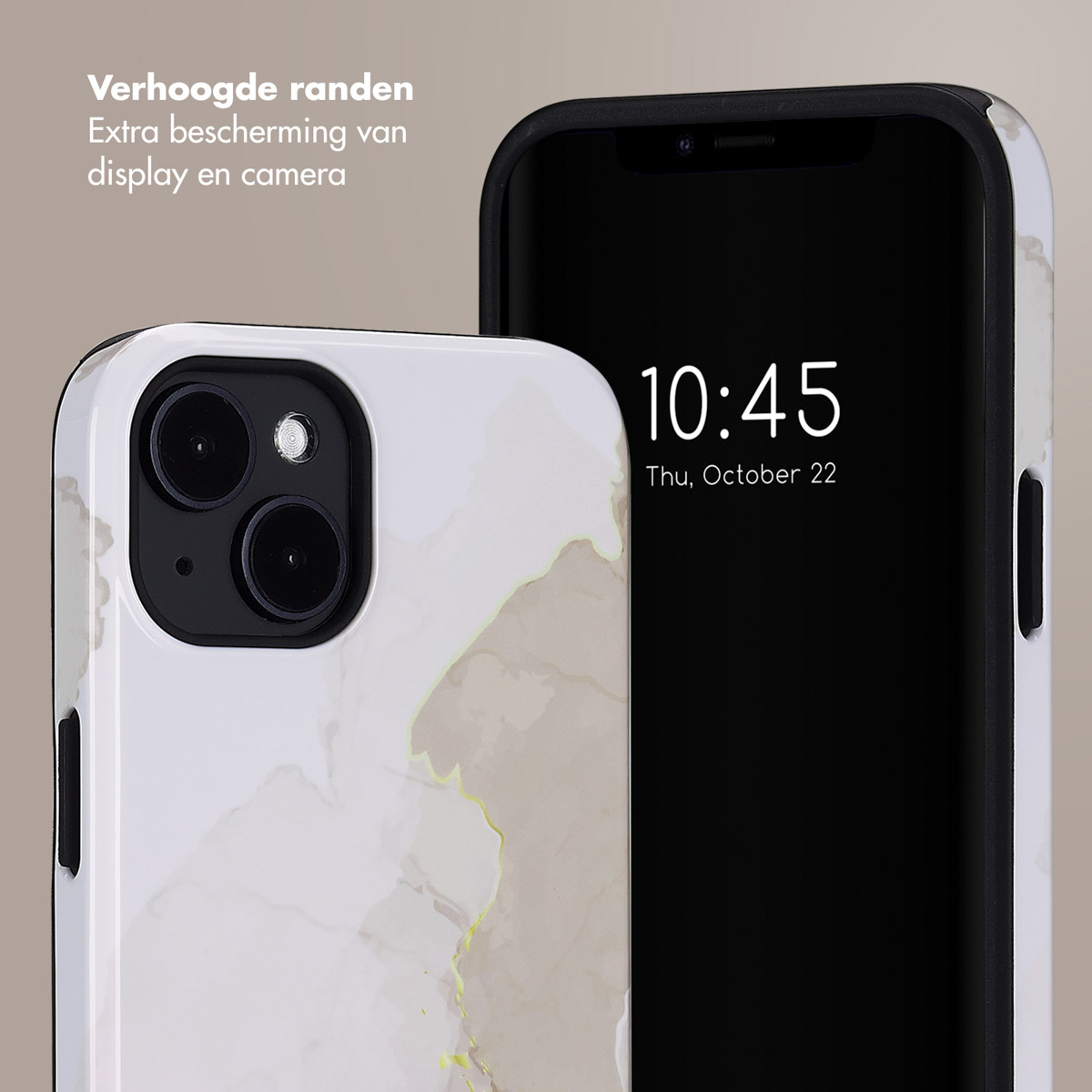 Smartphone in een witte hoes met marmerpatroon en een zwarte rand, toont de tijd.