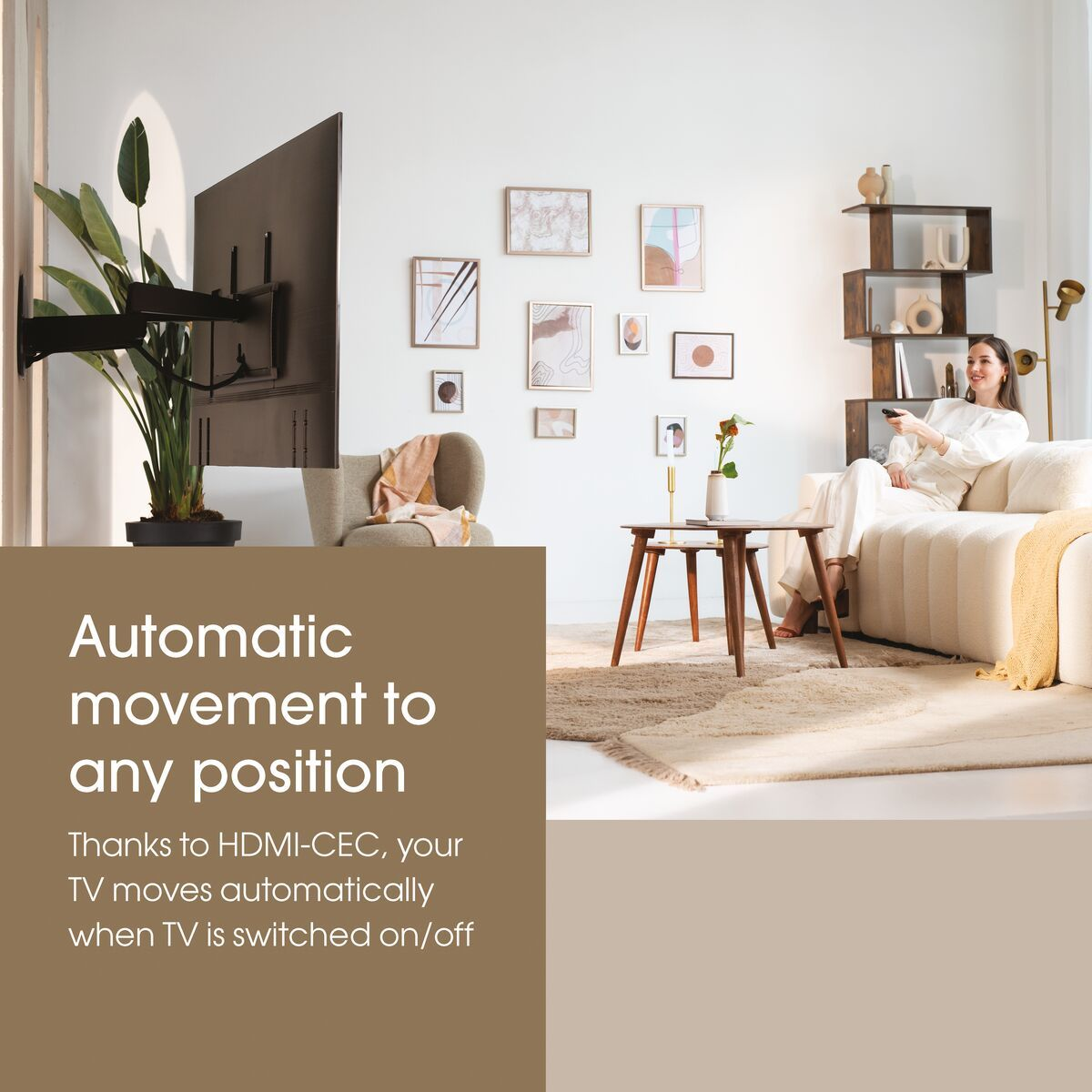 Kobieta siedzi na kanapie, oglądając telewizję z pilotem.