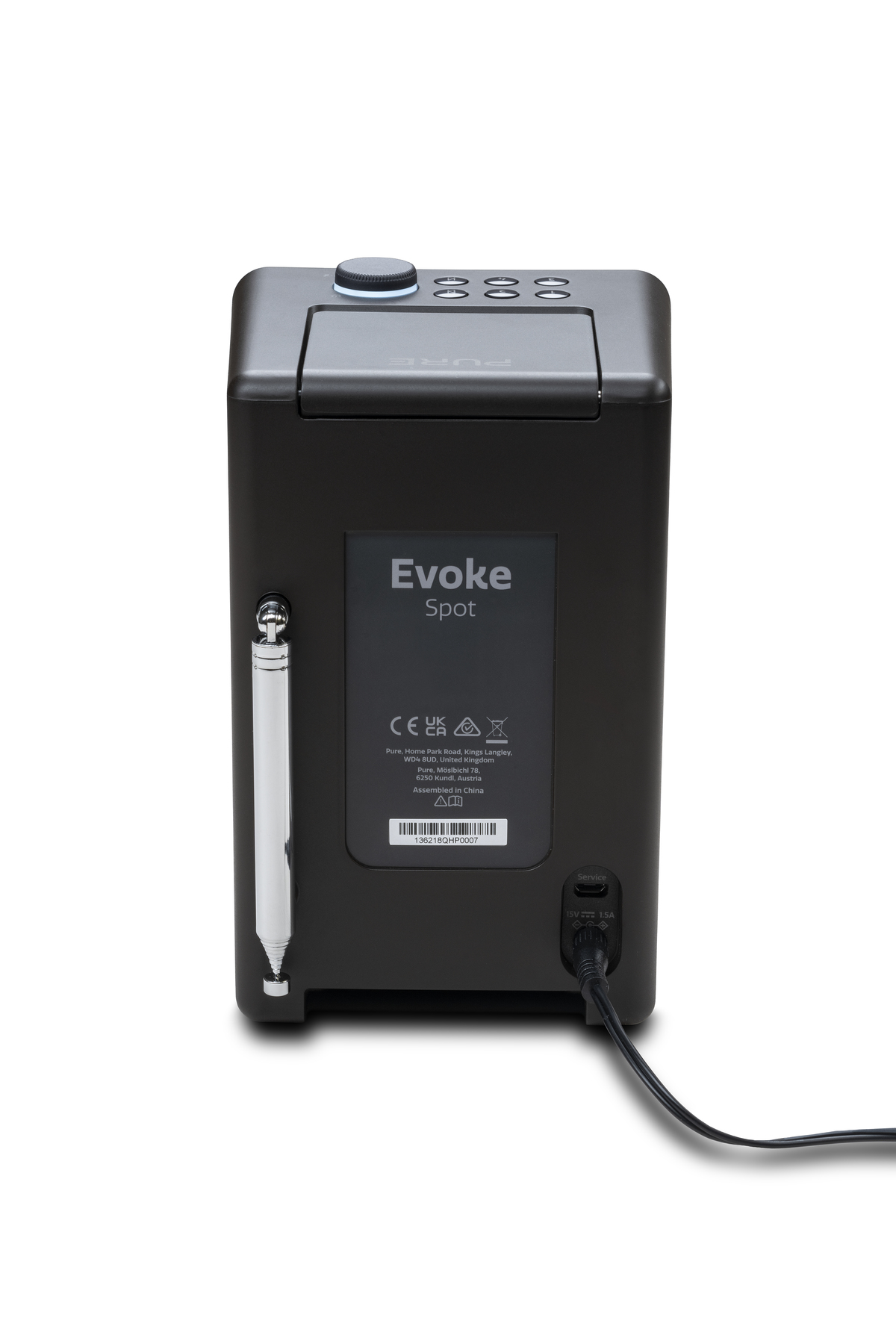 Radio Evoke Spot nera. Ha un'antenna retrattile, una manopola di controllo e un piccolo schermo. Un cavo di alimentazione è collegato dietro.