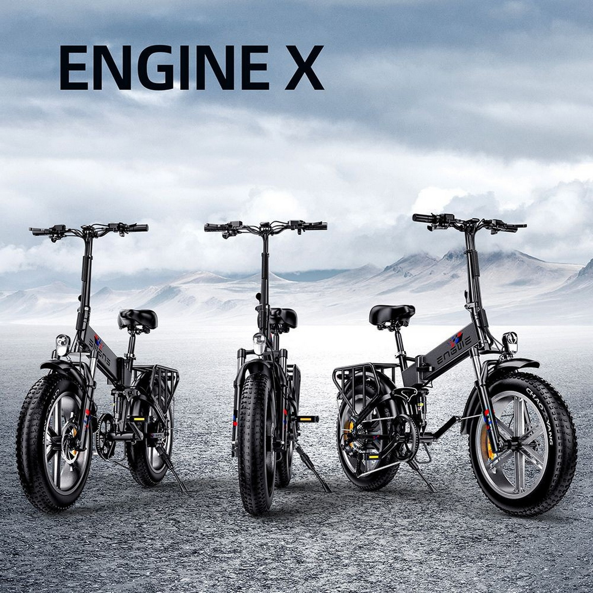 Drei schwarze Engine X Elektrofahrräder auf grauer Oberfläche, mit ENGINE X-Text darüber.