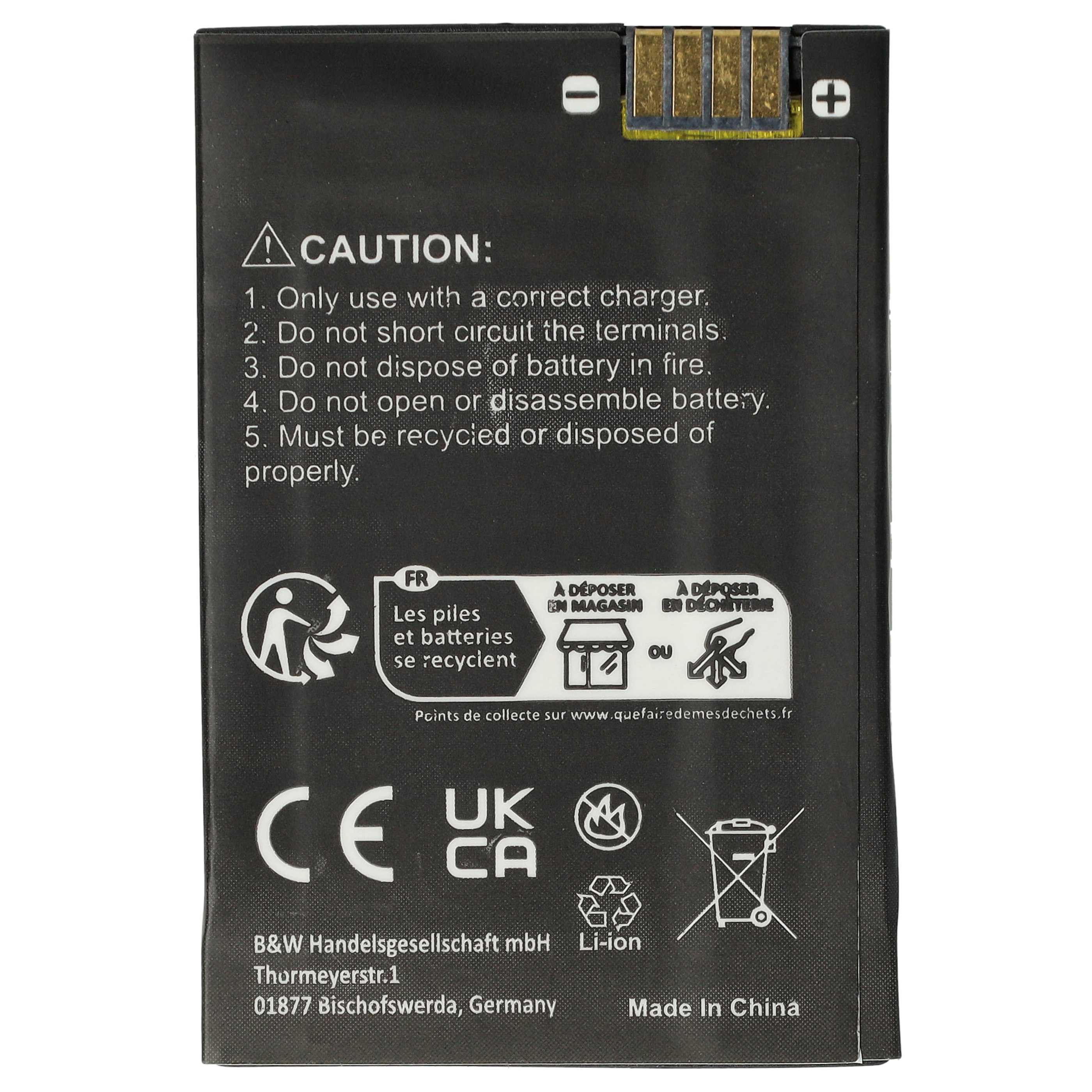 Eine schwarze Batterie mit Sicherheitshinweisen und Recyclinganweisungen ist sichtbar.