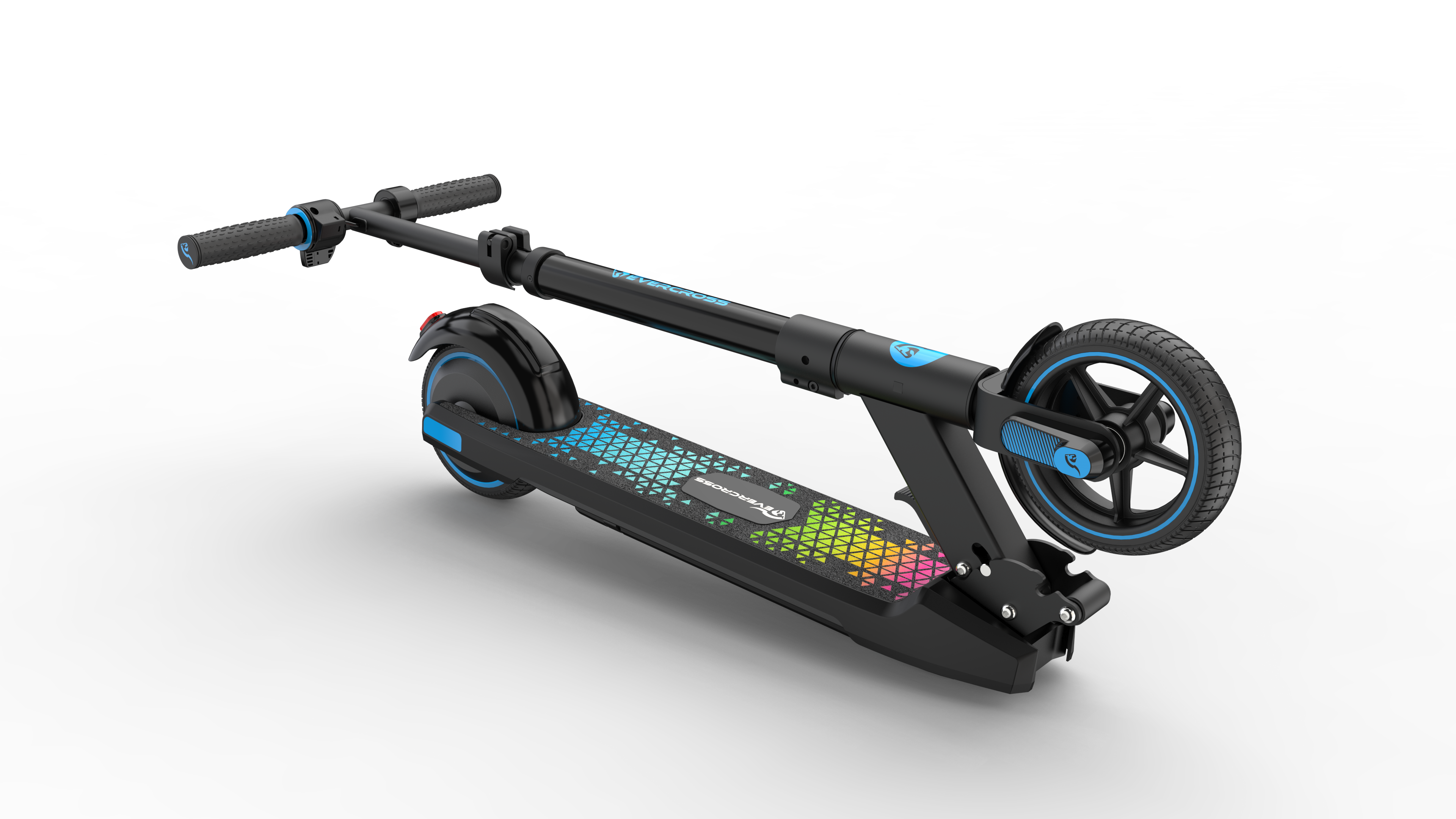 Schwarz-blauer Elektroroller mit farbenfrohem Design auf dem Deck, dunkler Hintergrund.