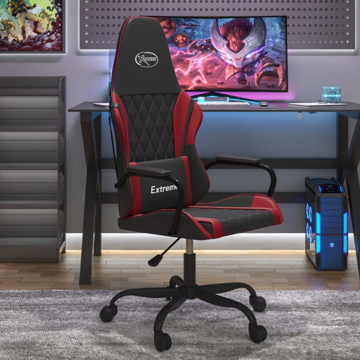 Gaming-Stuhl in einem Raum mit Monitor, Schreibtisch und Computer.