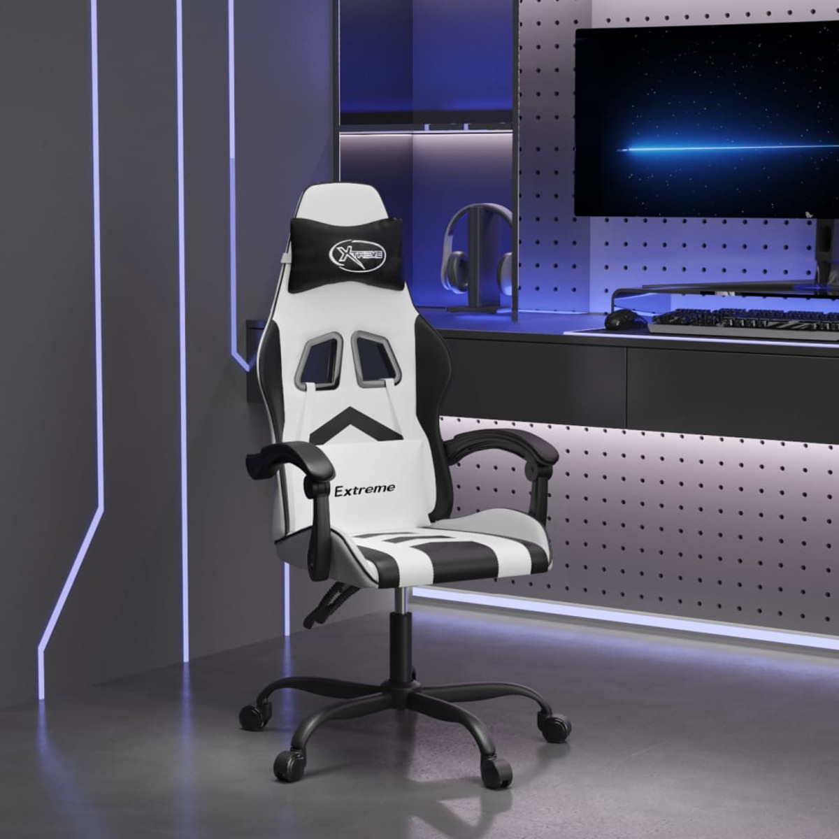 Ein weißer und schwarzer Gaming-Stuhl in einem Raum. Er hat eine Kopfstütze und steht neben einem Schreibtisch.