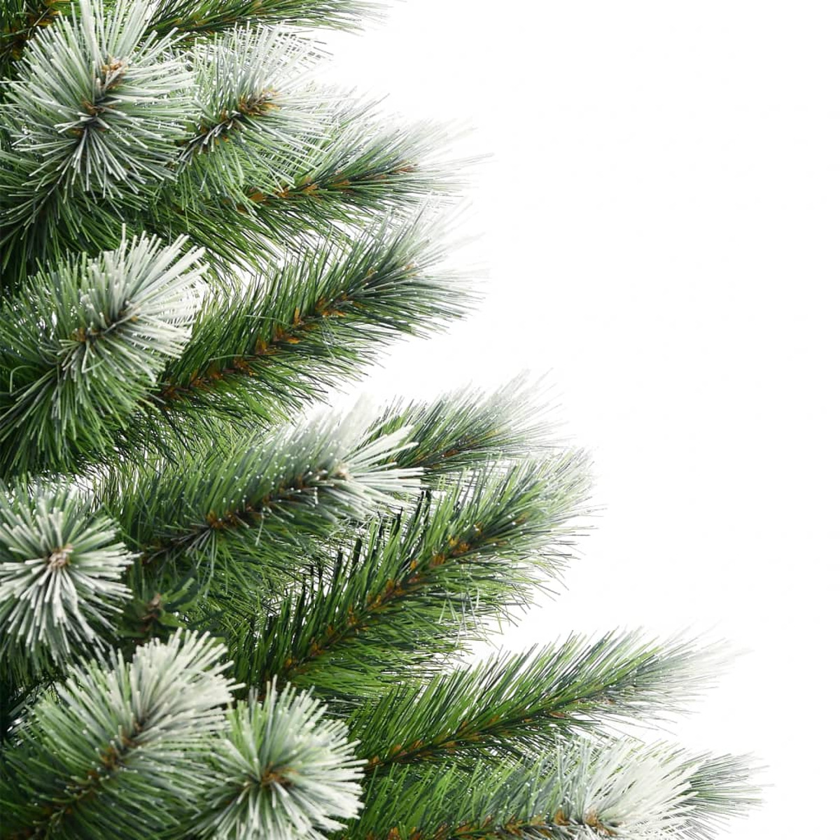 Nahaufnahme eines Weihnachtsbaumzweigs mit weiß gefrorenen Nadeln.