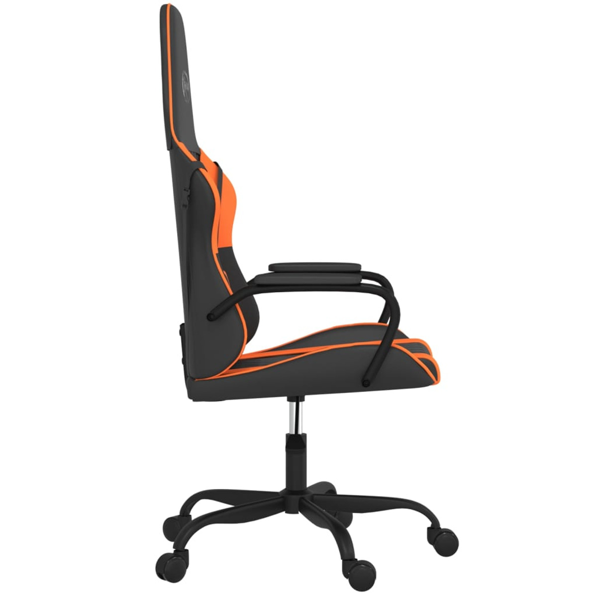 Ein Gaming-Stuhl, Seitenansicht, schwarz mit orangen Akzenten, auf schwarzer Basis.