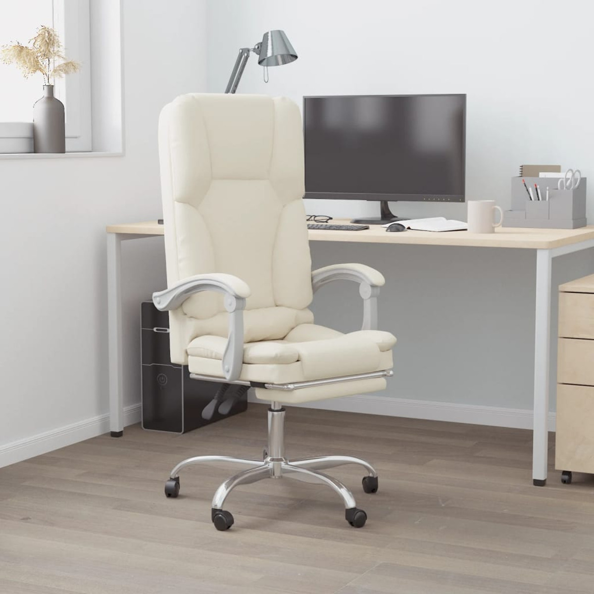 Ein Büroraum mit cremefarbenem Chefsessel, Schreibtisch, Monitor und einigen Accessoires.